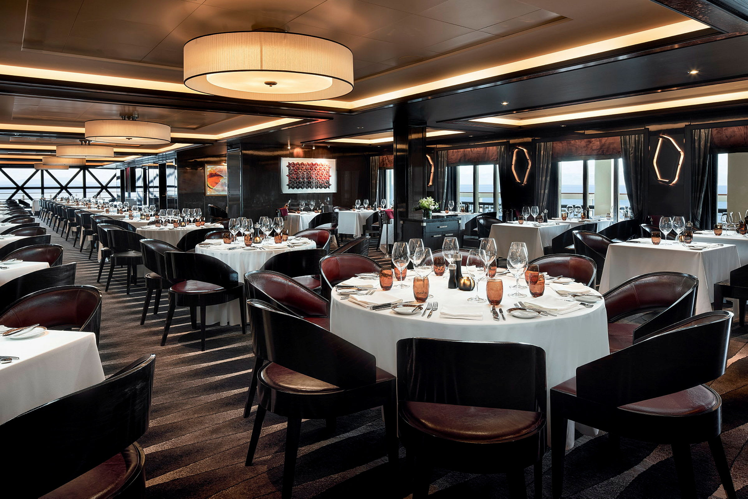 En elegant restaurant med dækkede runde borde og siddepladser. (AI-genereret tekst)