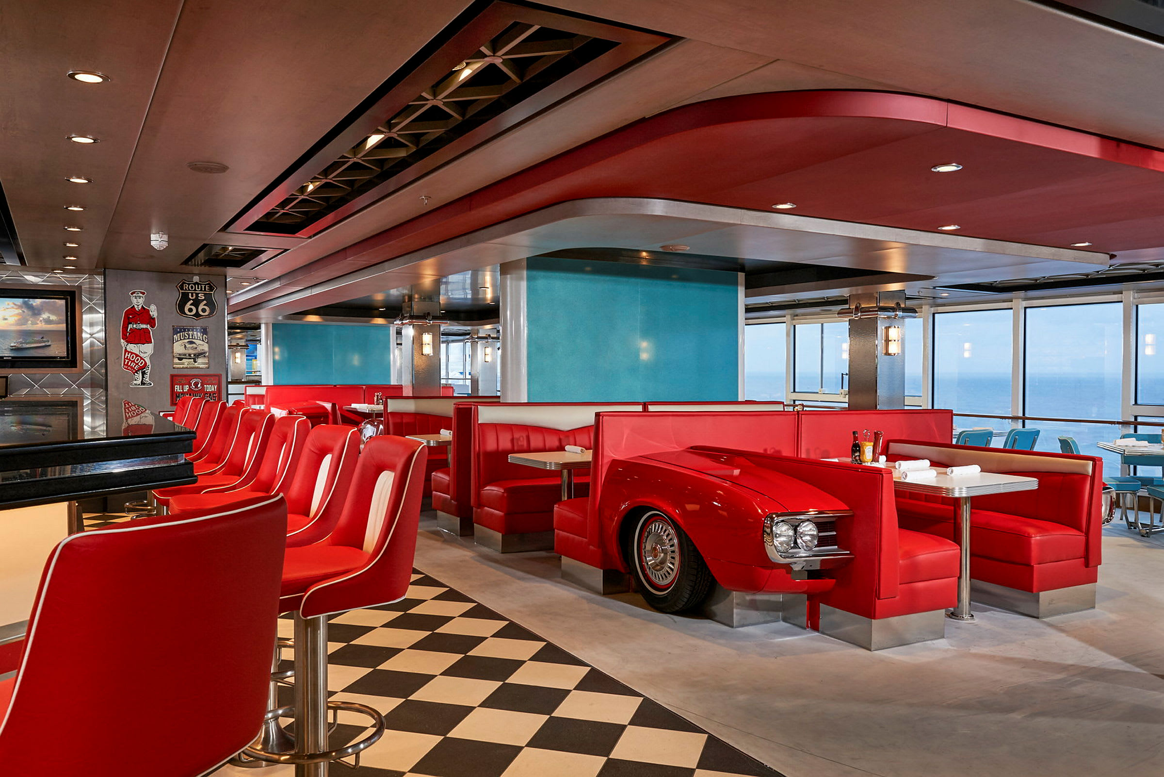 Interiør af en amerikansk diner med røde sofaer og en bardisk omgivet af røde stole. (AI-genereret tekst)