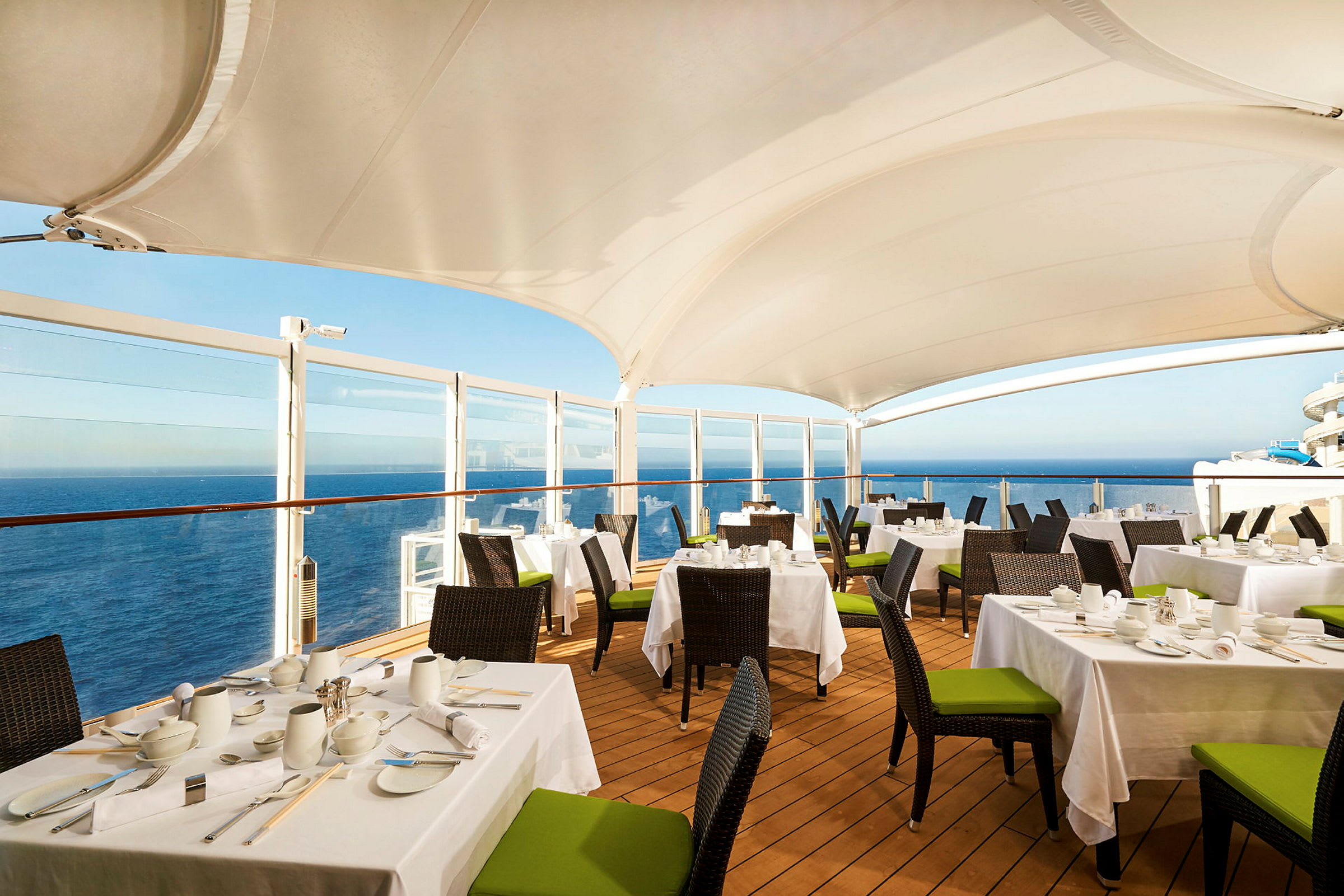Udendørs restaurant med havudsigt. (AI-genereret tekst)