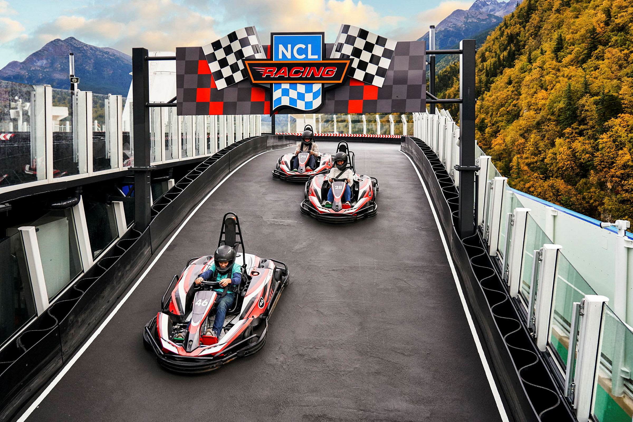Gokartbane med tre konkurrerende gokarts under en bro med ternet mønster i baggrunden. (AI-genereret tekst)