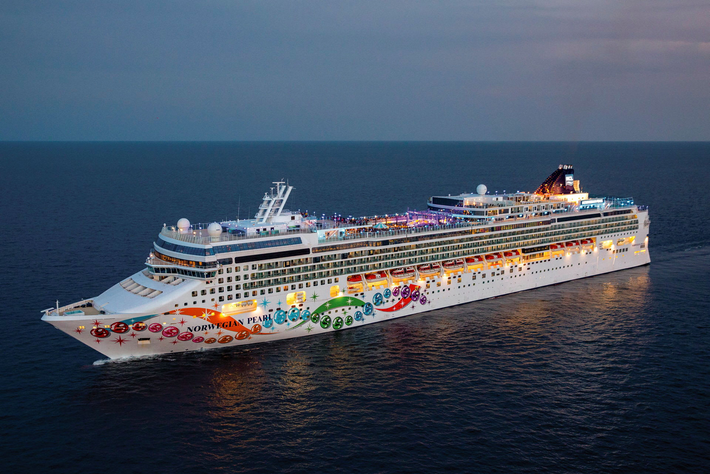 Billede af krydstogtskibet Norwegian Pearl på havet. (AI-genereret tekst)