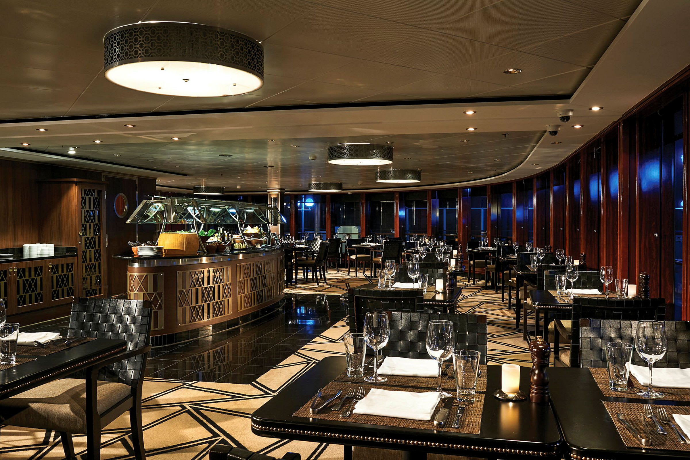 Billede af en elegant restaurant med dækkede borde og belysning. (AI-genereret tekst)