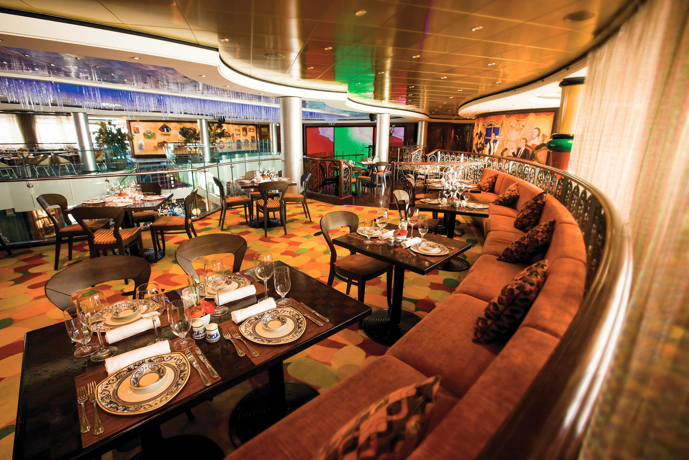 Interiør af en elegant restaurant med opdækkede borde og bløde sofaer. (AI-genereret tekst)