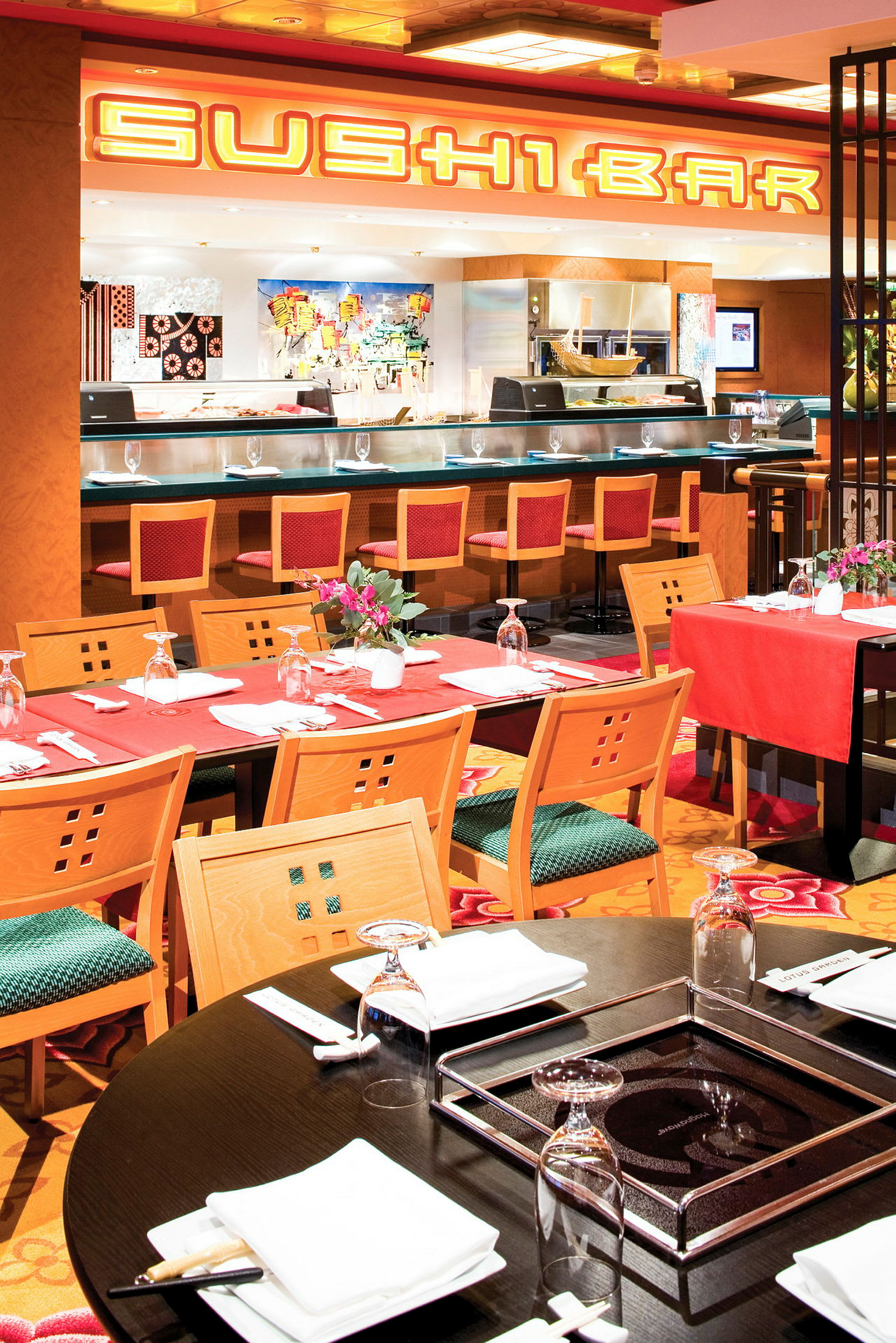 En sushi-restaurant med siddepladser ved en bardisk og flere spiseborde. (AI-genereret tekst)