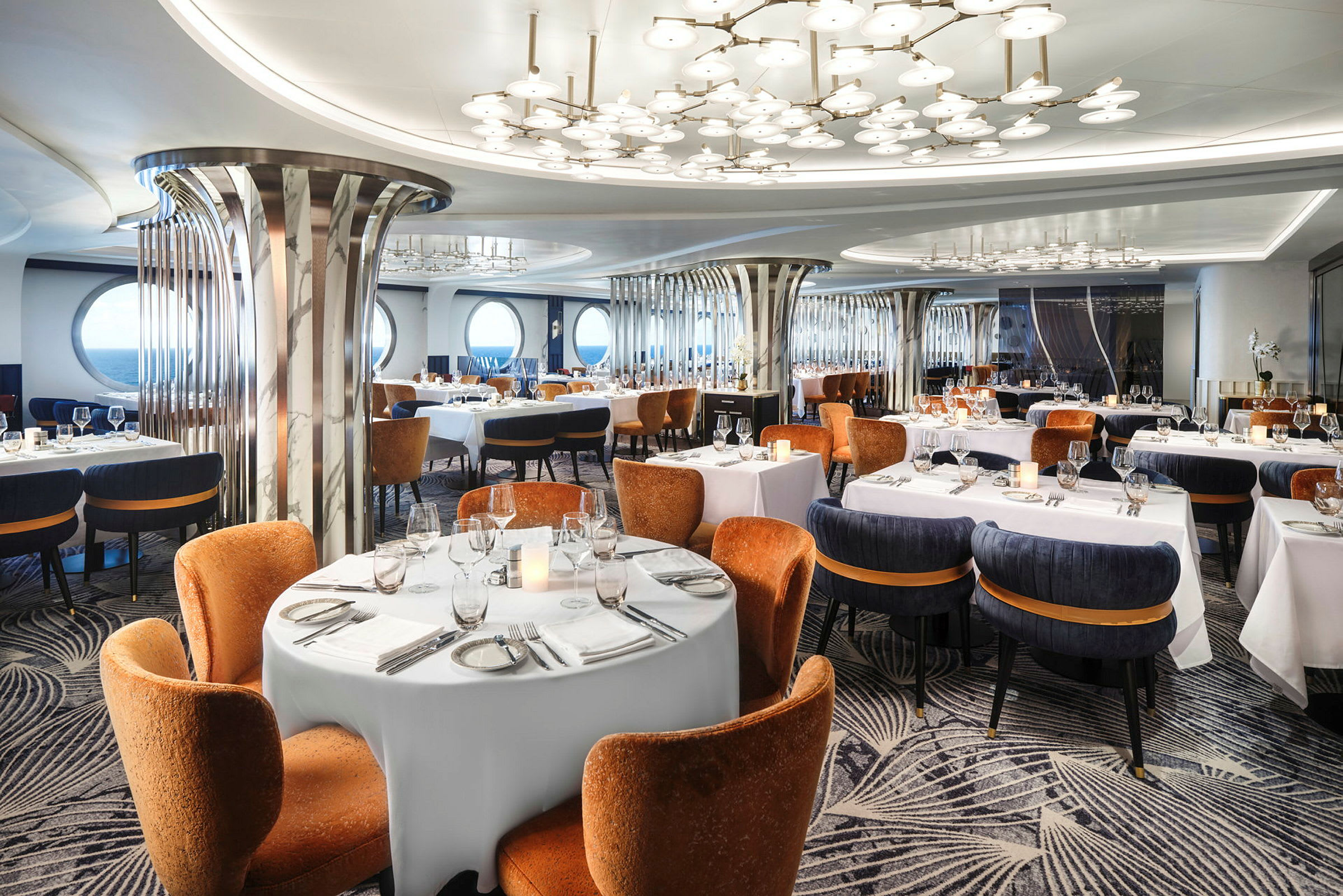 Elegant restaurant med borde opstillet med hvide duge og fine stole. (AI-genereret tekst)