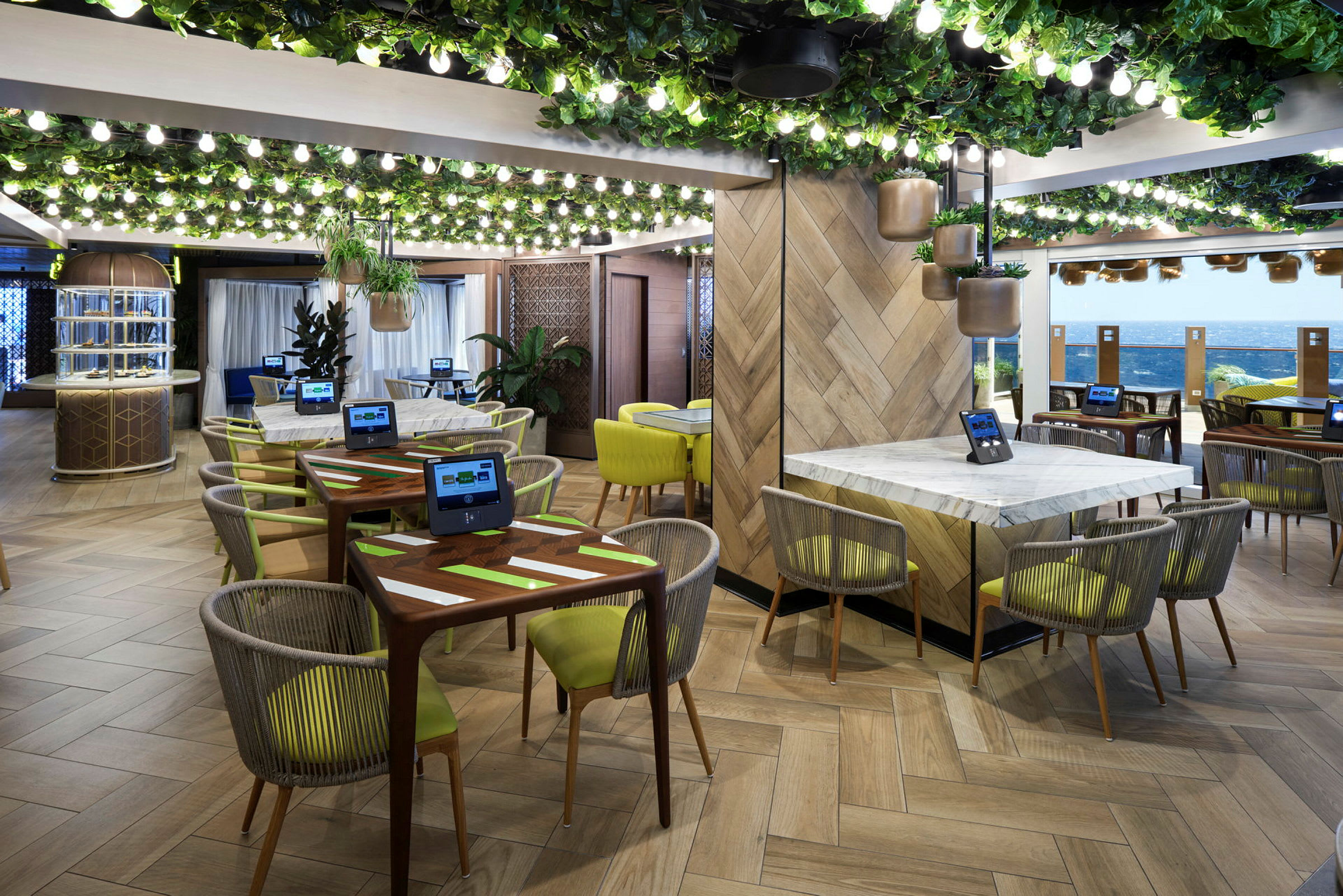 Restaurant med moderne indretning, grønne planter og borde med skærme. (AI-genereret tekst)