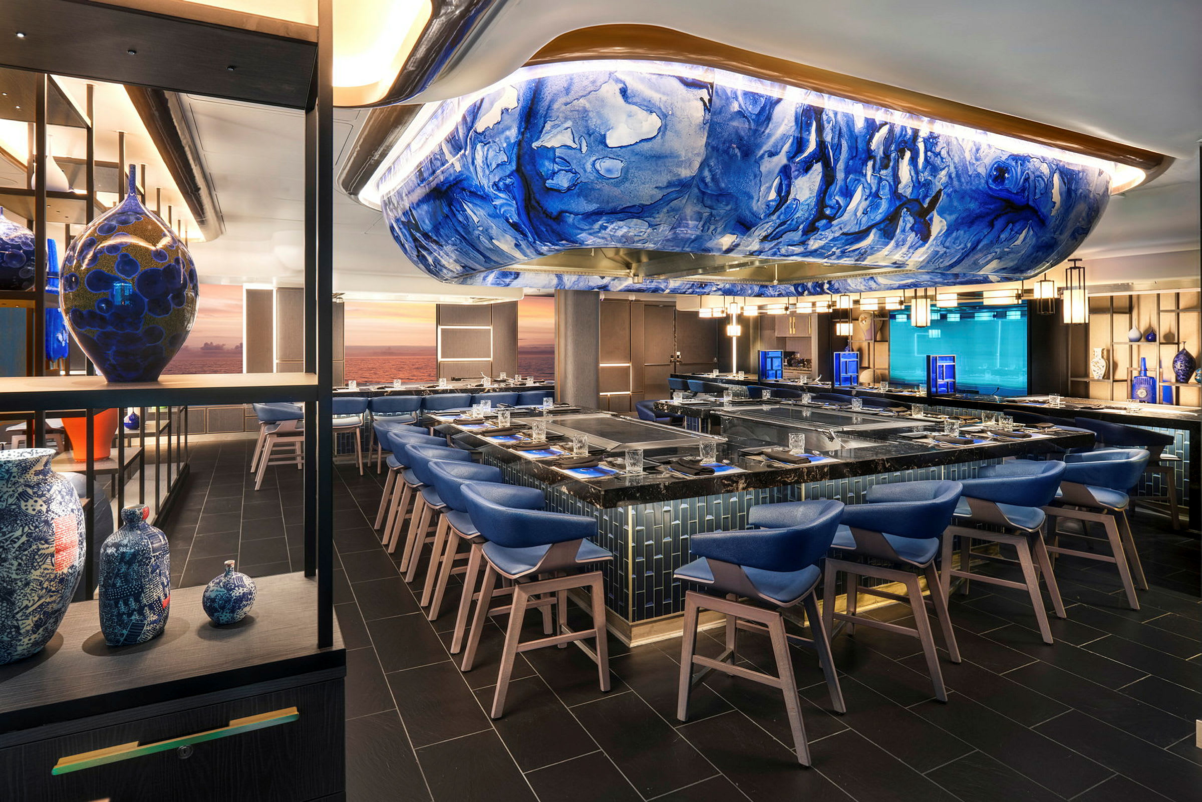 Interiør af en moderne restaurant med blå stole og et kunstnerisk blåt loft. (AI-genereret tekst)