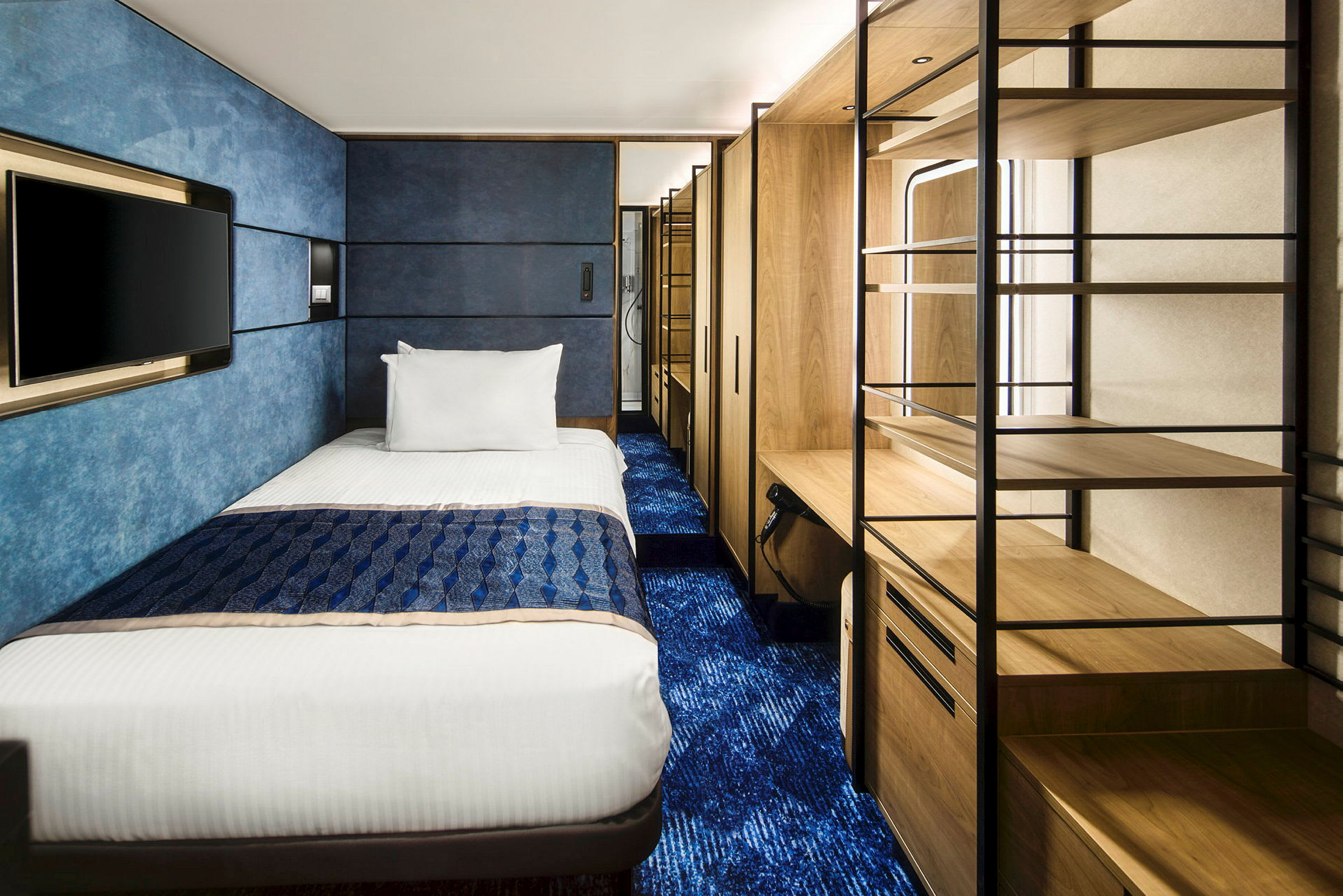 Moderne indrettet hotelværelse med en seng og opbevaringsskabe. (AI-genereret tekst)