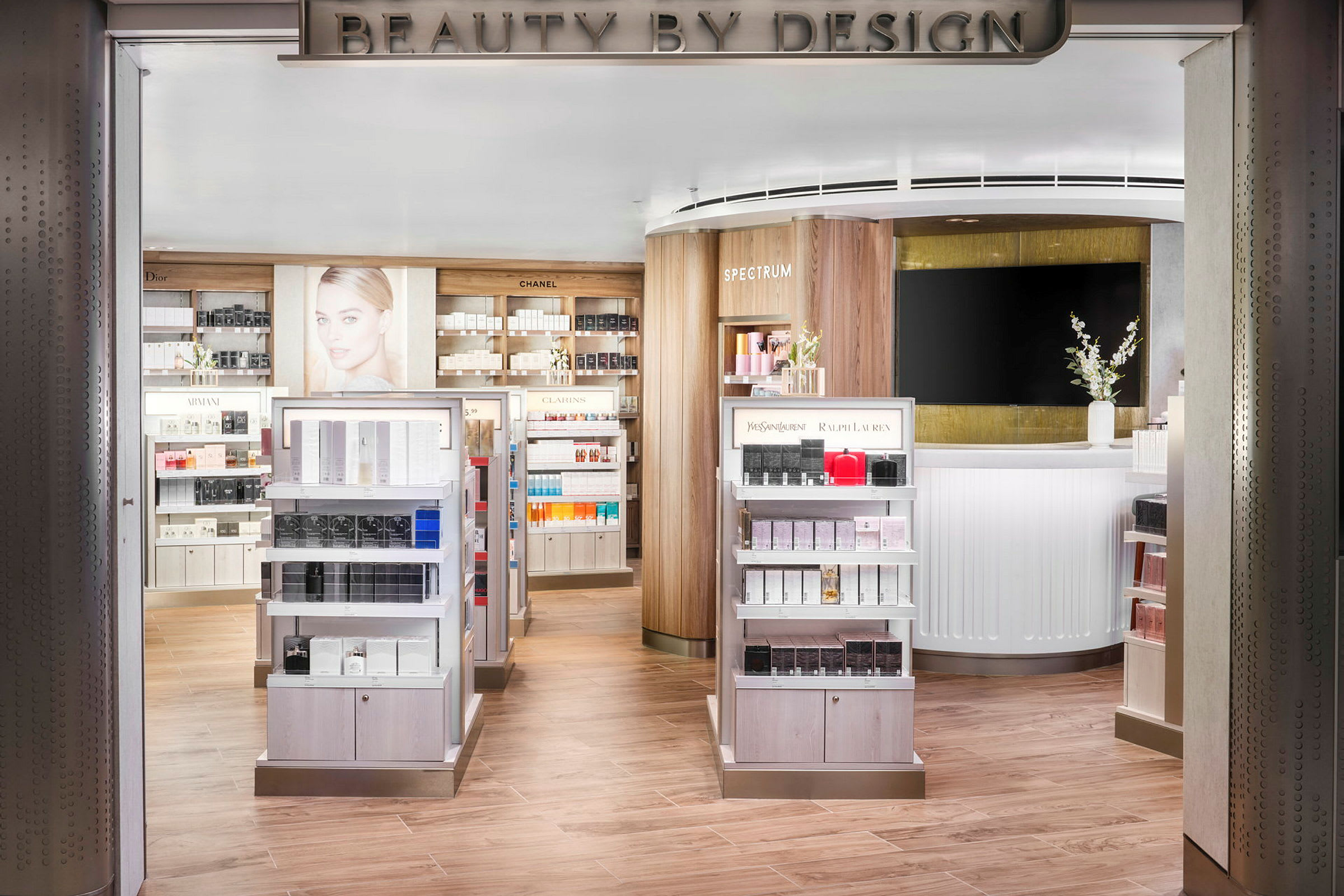 Interiør af en skønhedsbutik med hylder, der viser kosmetiske produkter. (AI-genereret tekst)