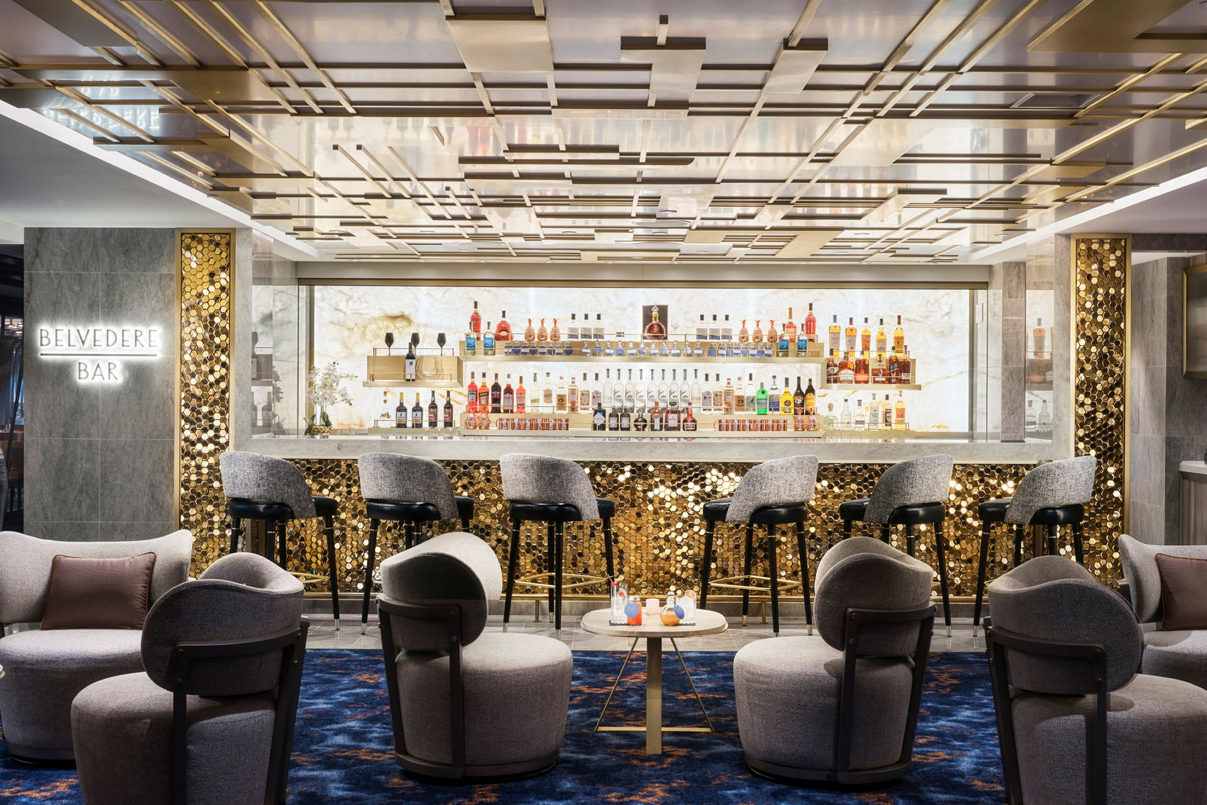 En elegant bar med gyldne detaljer og komfortable siddepladser. (AI-genereret tekst)