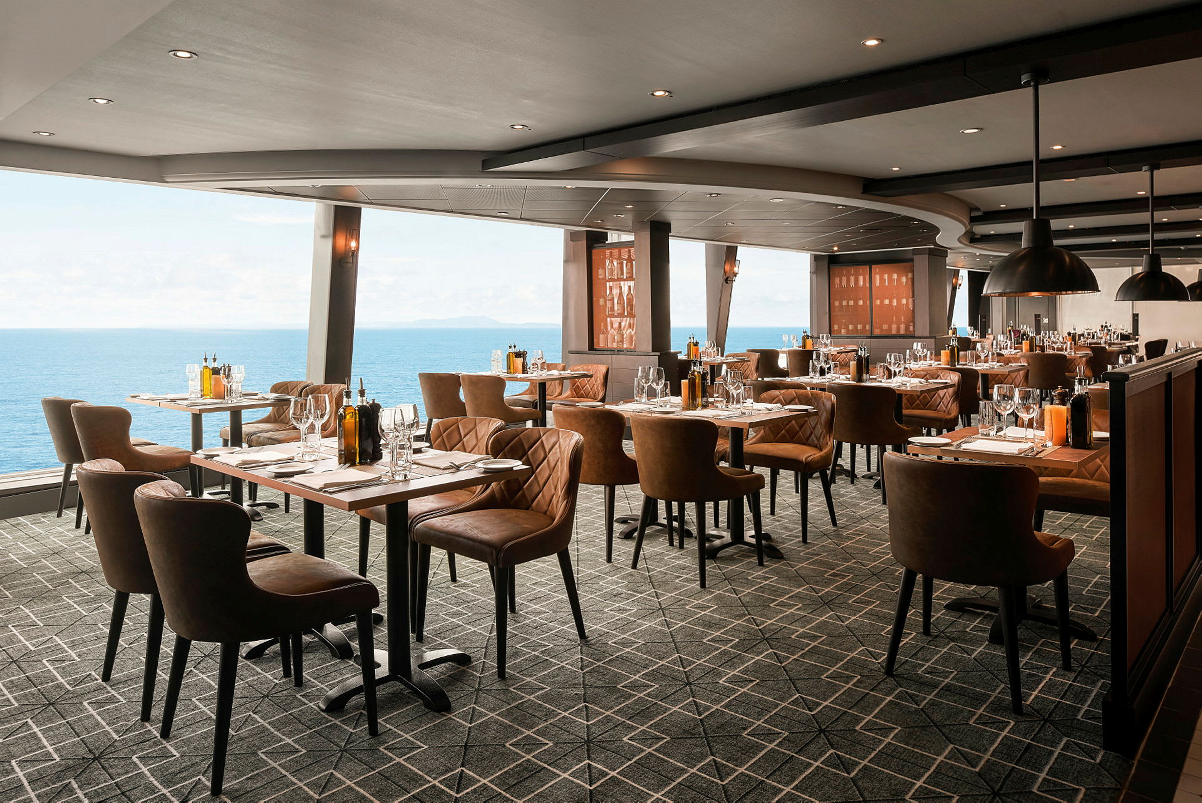 En elegant restaurant med panoramisk udsigt over havet. (AI-genereret tekst)