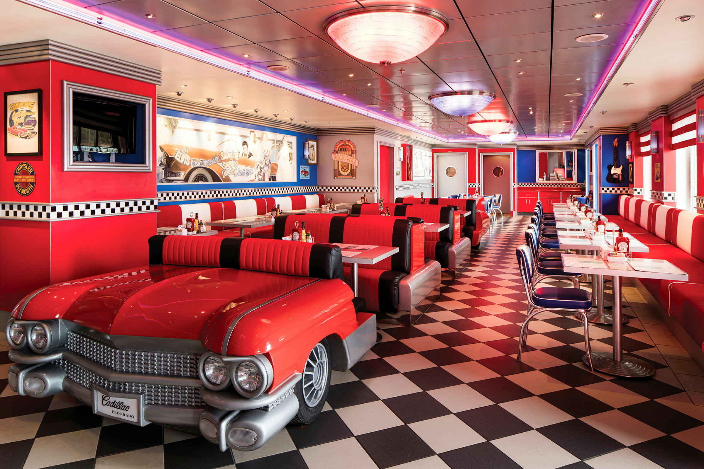 Interiør af en amerikansk diner med rød indretning og bilinspirerede siddepladser. (AI-genereret tekst)