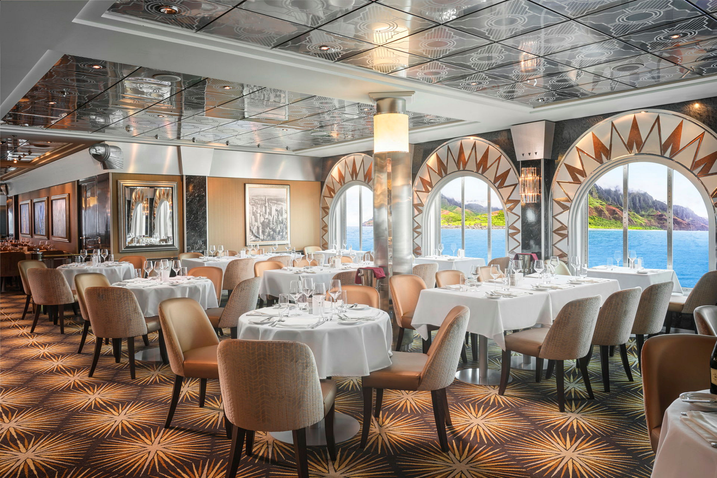 En restaurant med hvide duge og store vinduer med udsigt over havet og en grøn kyst. (AI-genereret tekst)