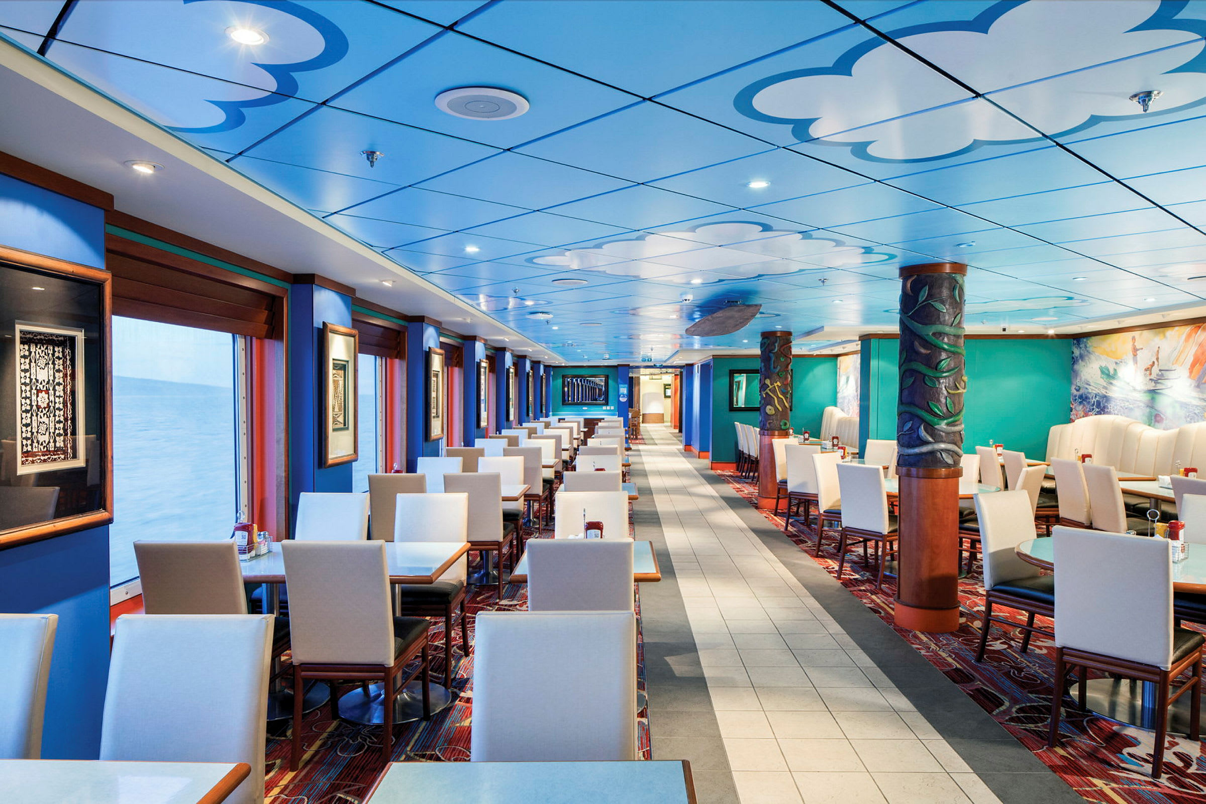 En restaurant med farverig indretning, hvide stole og blå loft. (AI-genereret tekst)