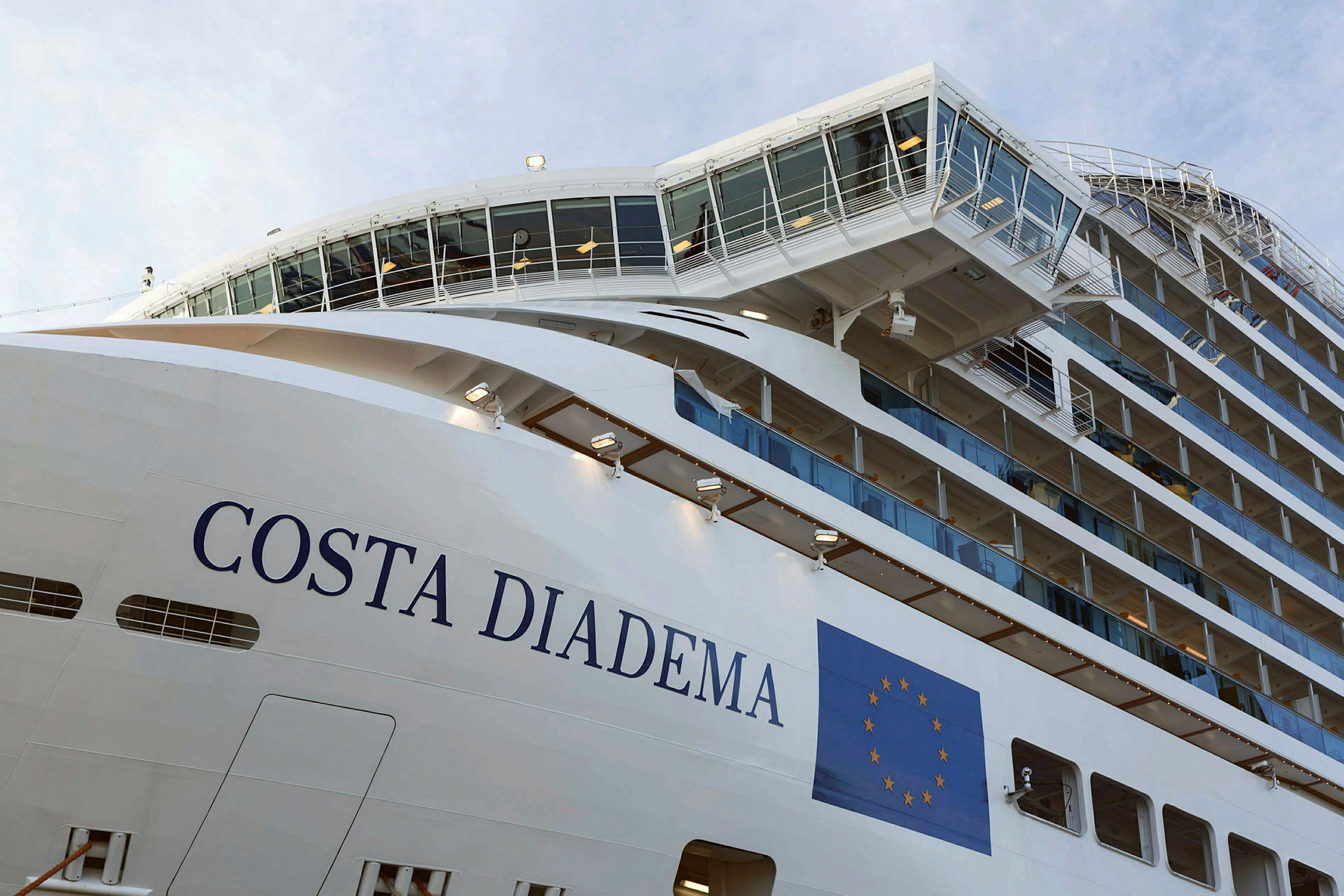 Costa Diadema krydstogtskibets facade med europæisk flag synligt. (AI-genereret tekst)