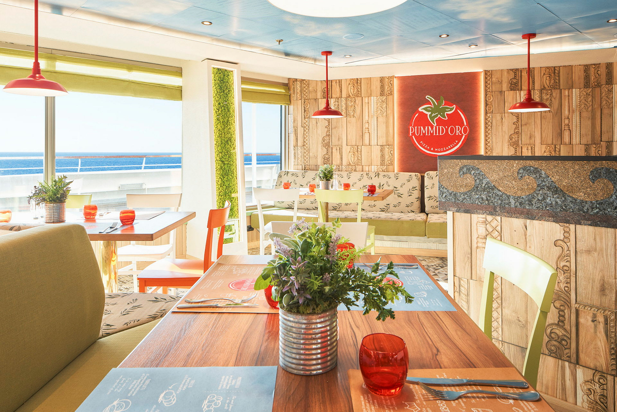 En lys restaurant med borde, stole og planter samt udsigt over havet. (AI-genereret tekst)