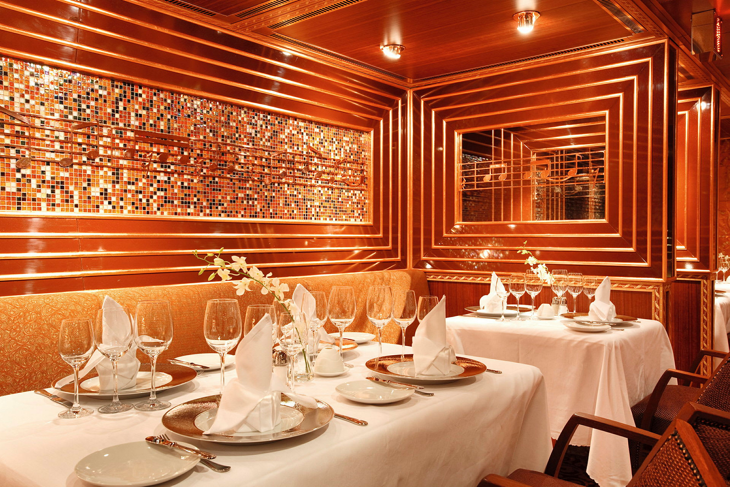 En elegant restaurant med dækkede borde, dekorationer og varme træpaneler. (AI-genereret tekst)