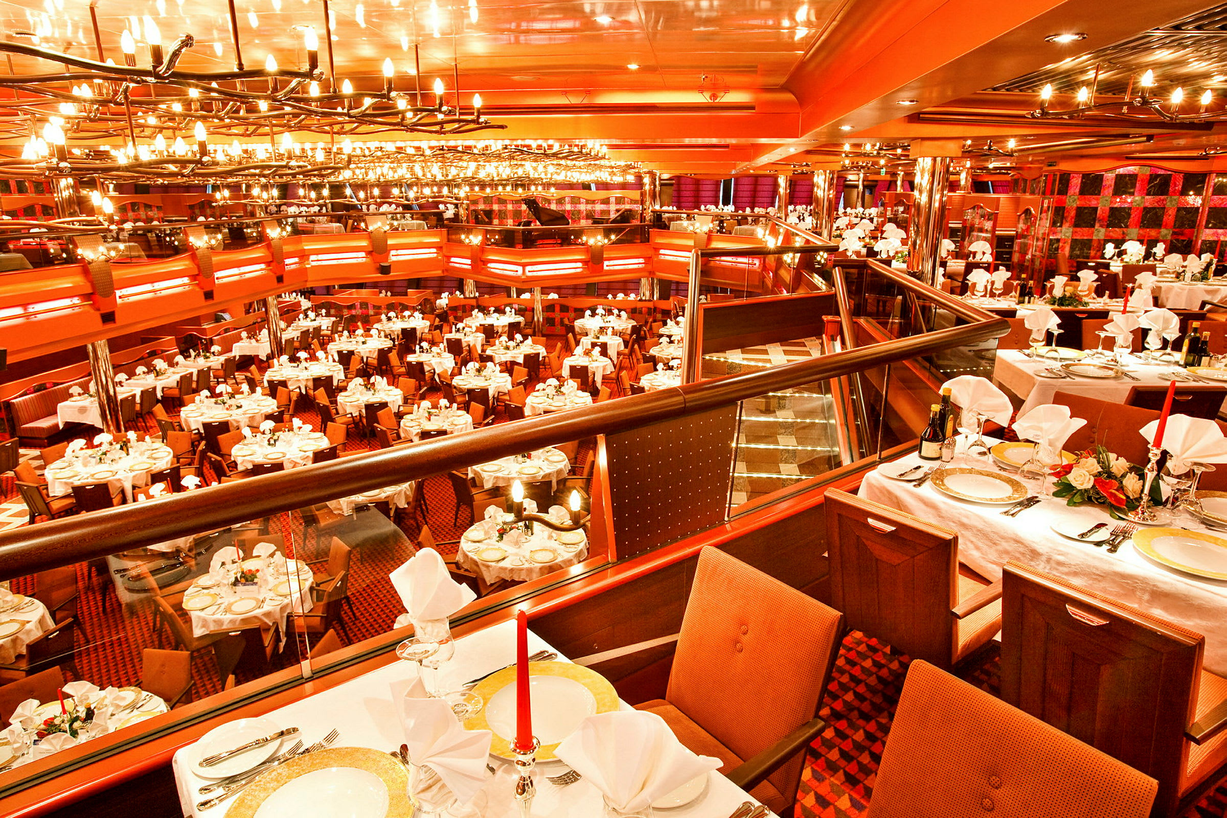 Interiør af en stor restaurant med dækkede borde og dekorativ belysning. (AI-genereret tekst)