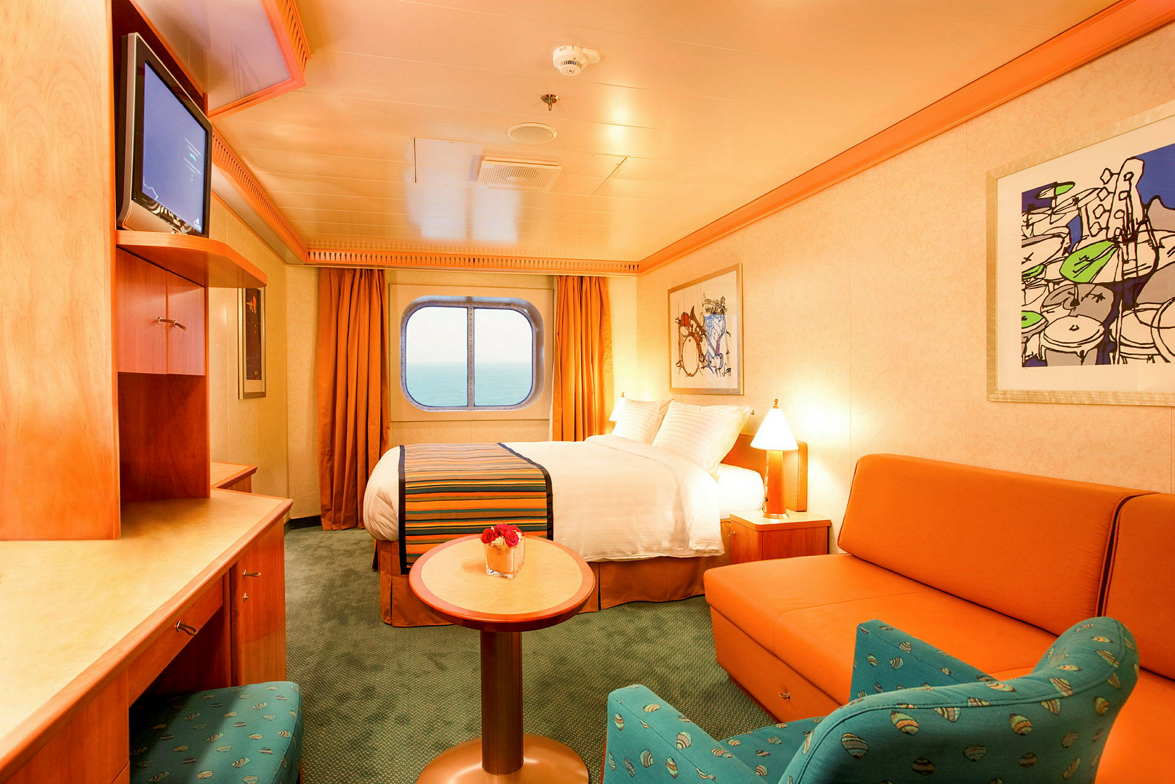 Interiør af en hotelsuite med seng, sofa, bord og stol fyldt med lys fra et vindue. (AI-genereret tekst)