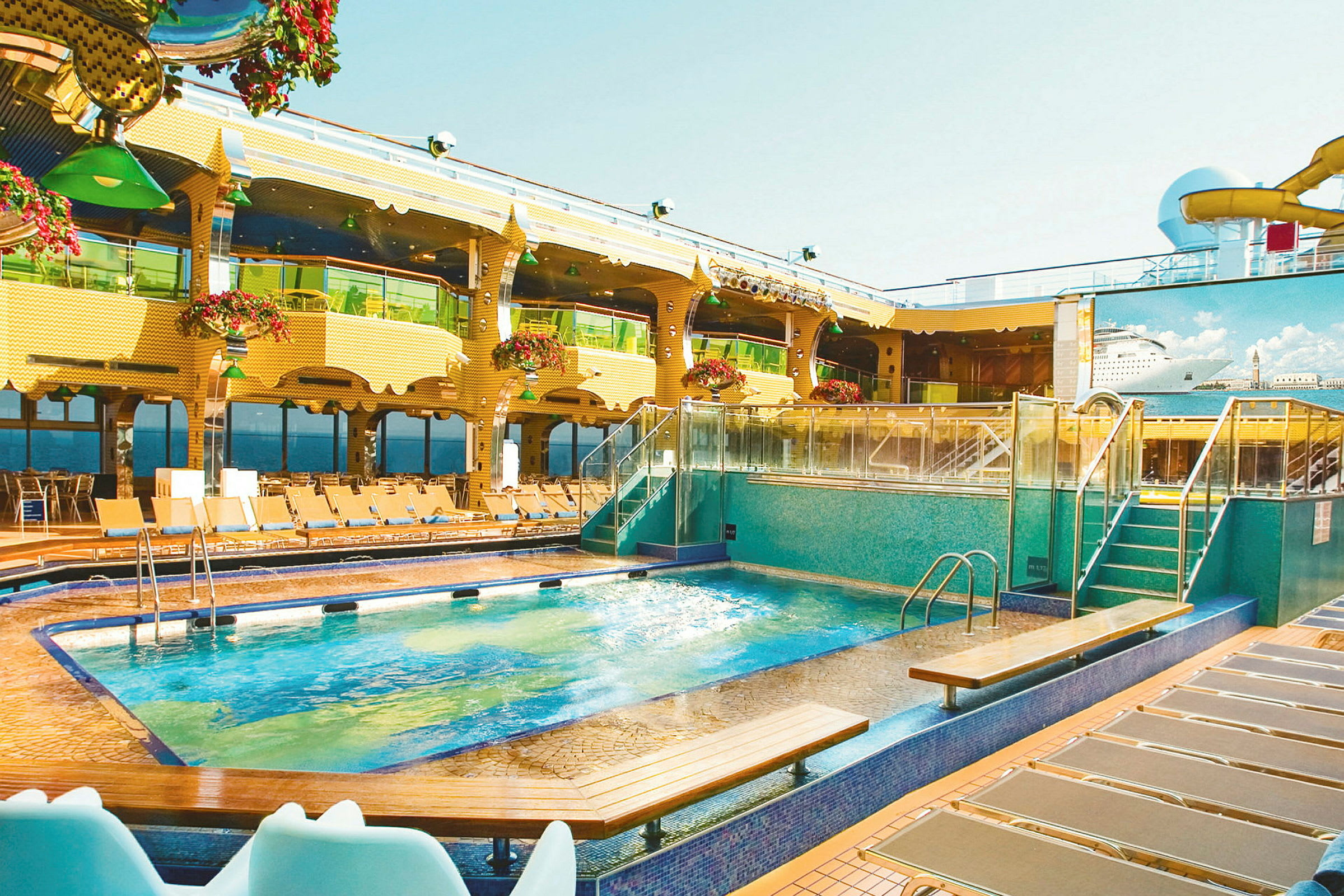 En swimmingpool på et krydstogtskib omgivet af liggestole og dekorationer. (AI-genereret tekst)