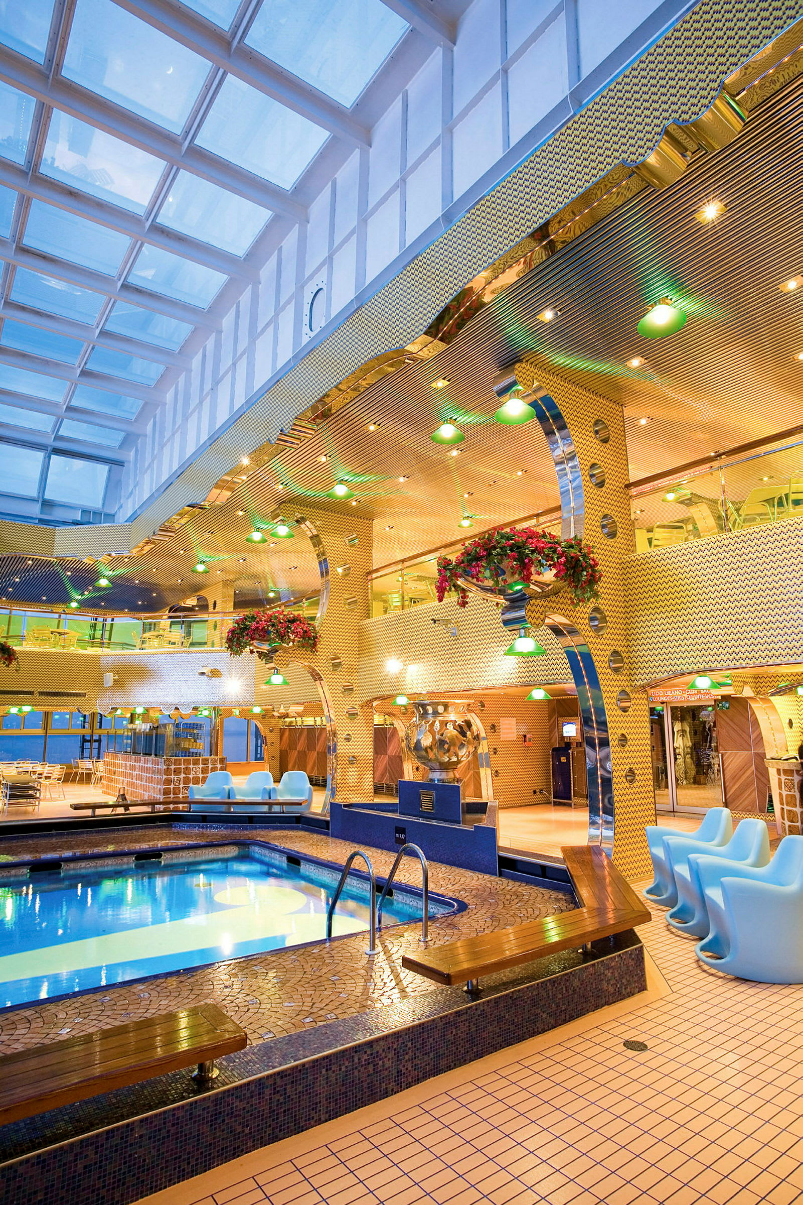 Indendørs pool med moderne design og dekorative gulddetaljer. (AI-genereret tekst)