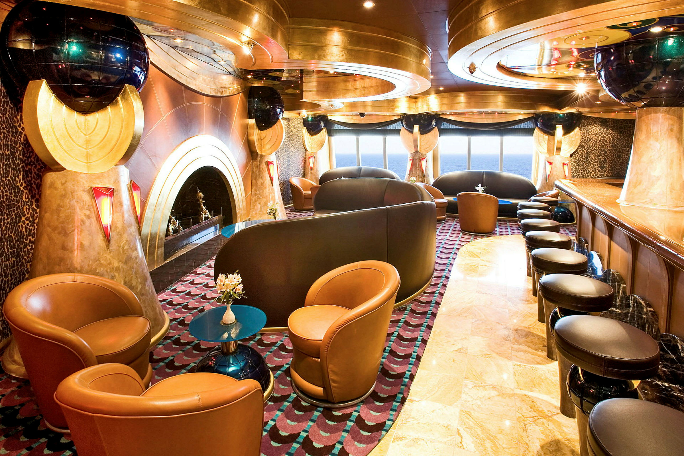 Interiør af en lounge med moderne møbler og stort vindue med havudsigt. (AI-genereret tekst)