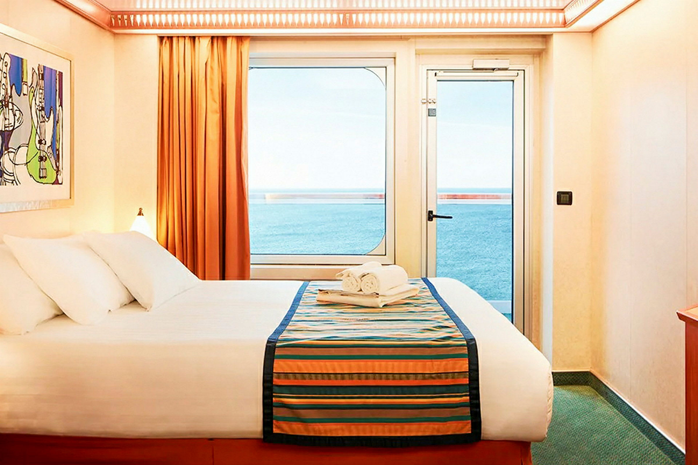 Indendørs billede af et lyst hotelværelse med en dobbeltseng, vindue og udsigt over havet. (AI-genereret tekst)