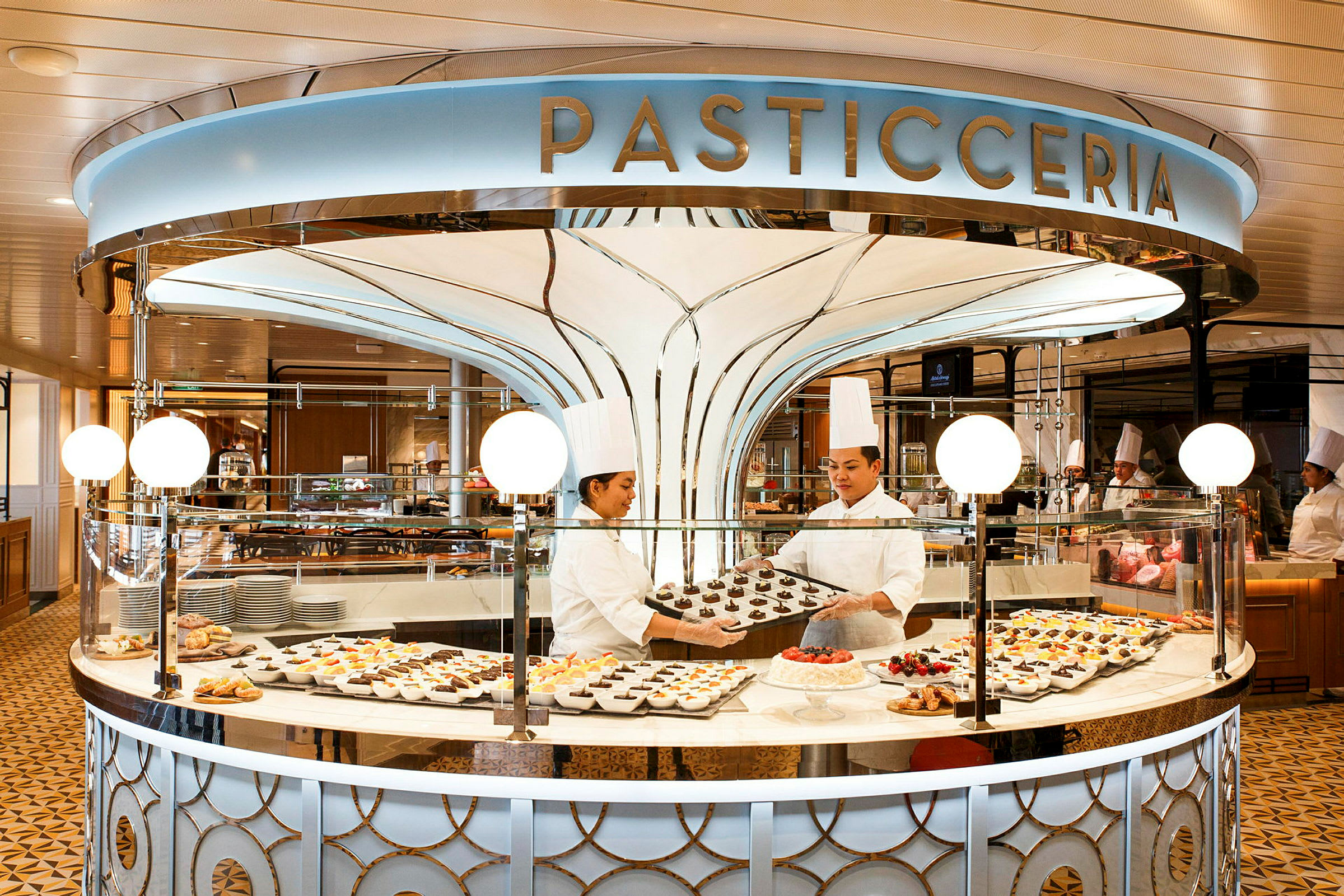 Billede af et konditori med et skilt der siger 'Pasticceria'. To bagere i hvide kokkeuniformer står ved en disk fyldt med forskellige bagværk og desserter. (AI-genereret tekst)