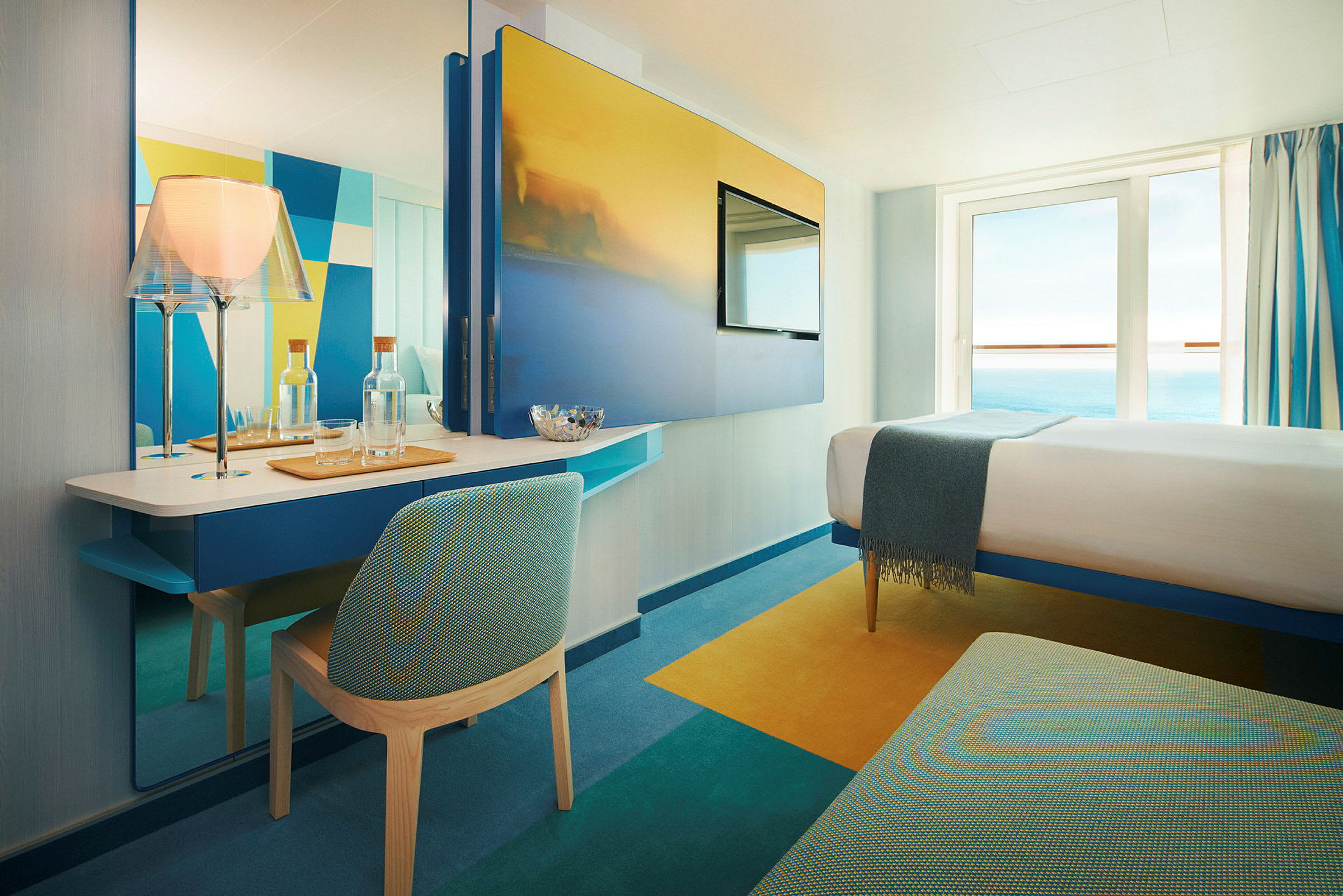 Moderne indrettet hotelværelse med skrivebord, TV og seng. (AI-genereret tekst)