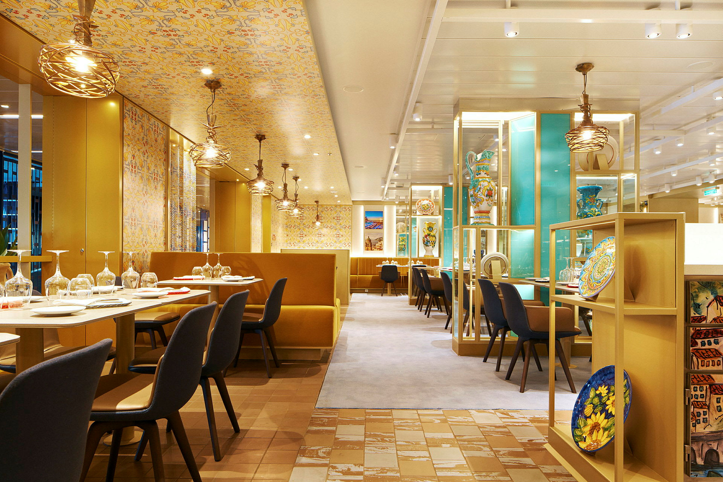 Restaurant med borde og stole, elegant indretning med belysning og dekorationer. (AI-genereret tekst)