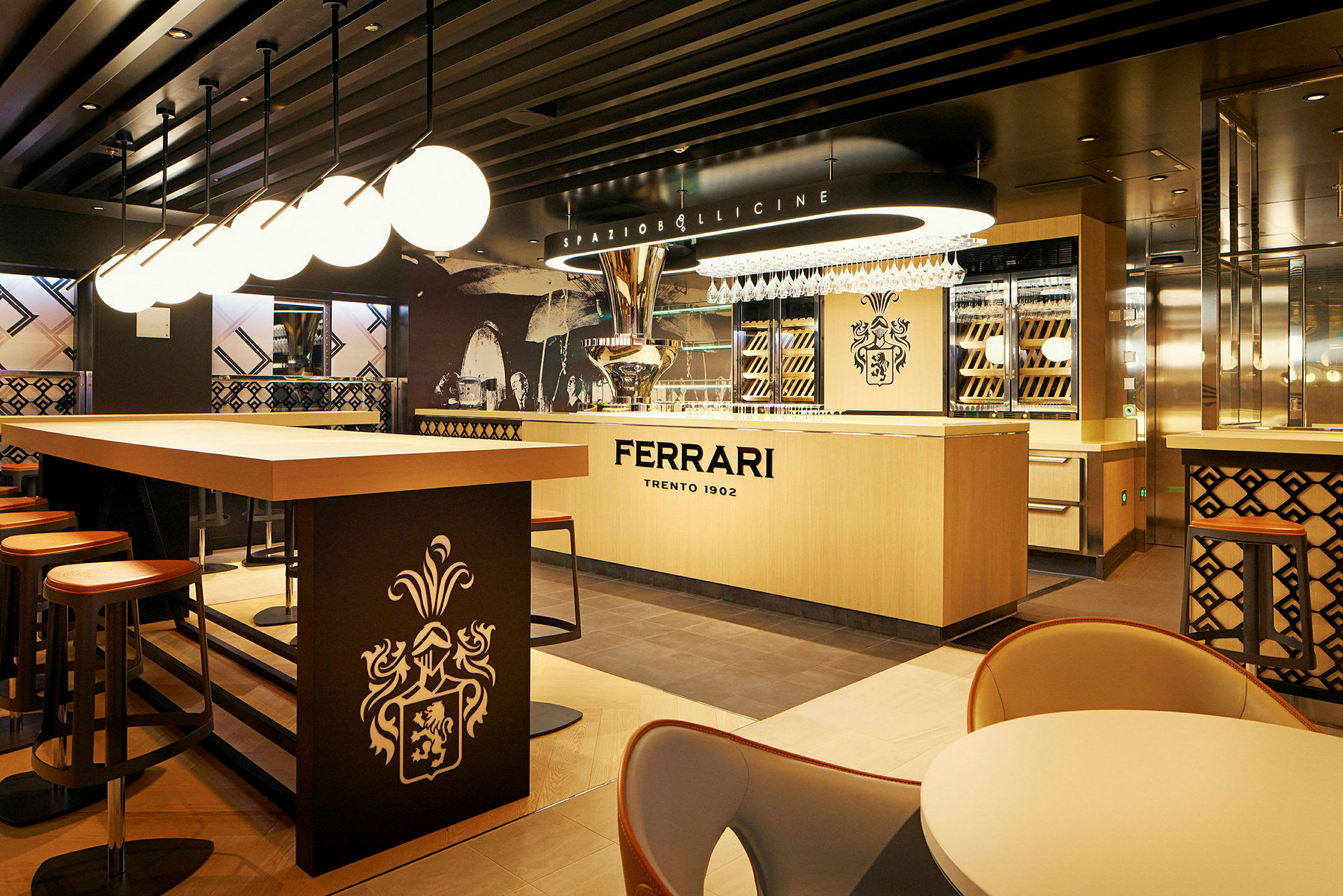 Et stilfuldt restaurantinteriør med en bardisk mærket "Ferrari Trento 1902", omgivet af moderne træborde og stole. (AI-genereret tekst)