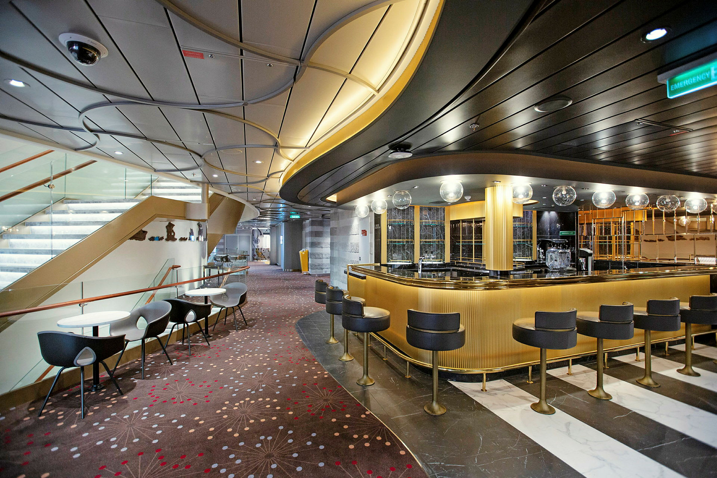 Interiørbillede af en elegant bar og loungeområde med moderne møbler og stilfuld atmosfære. (AI-genereret tekst)