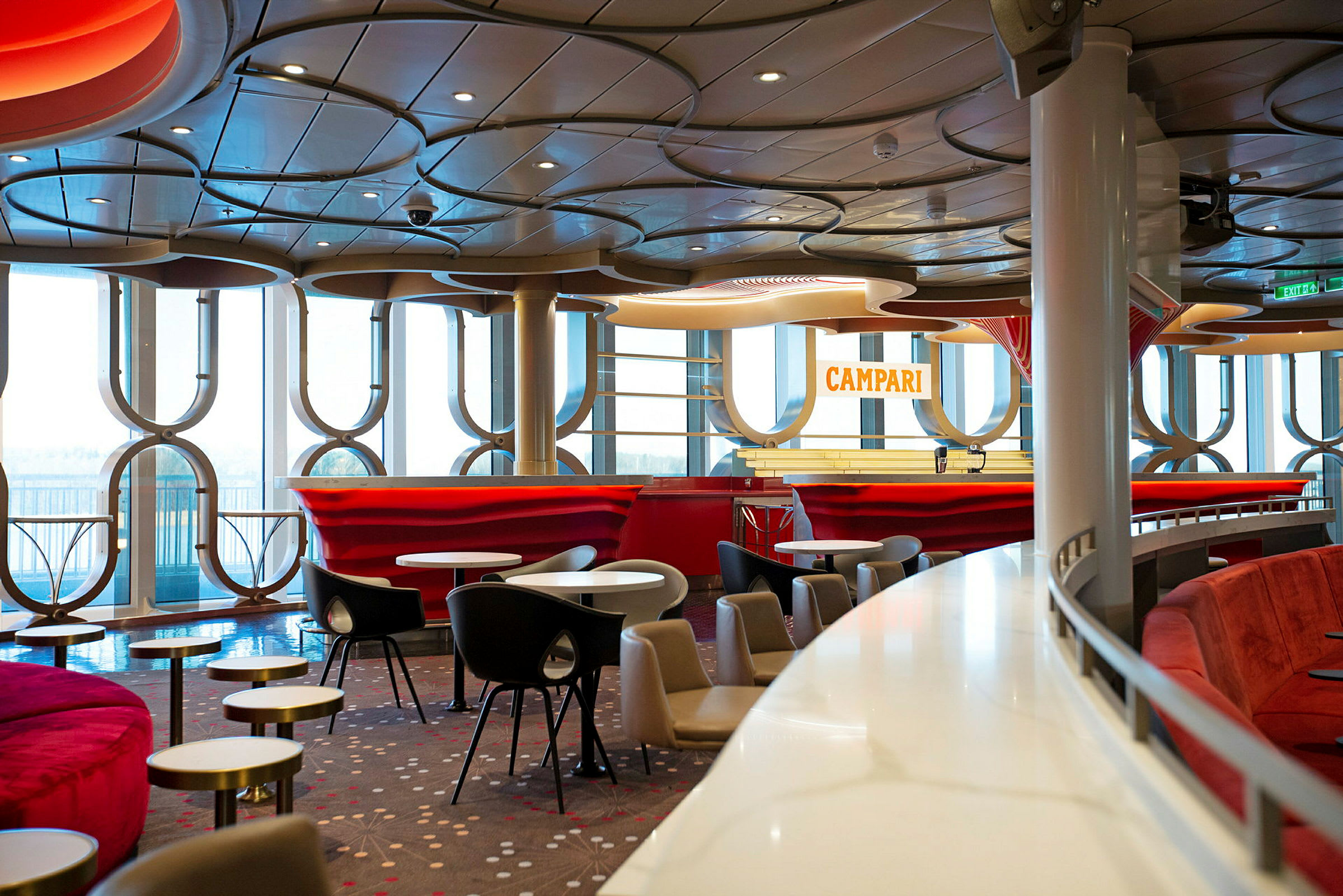 Interiør af en moderne bar med dekorativ indretning og siddepladser. (AI-genereret tekst)