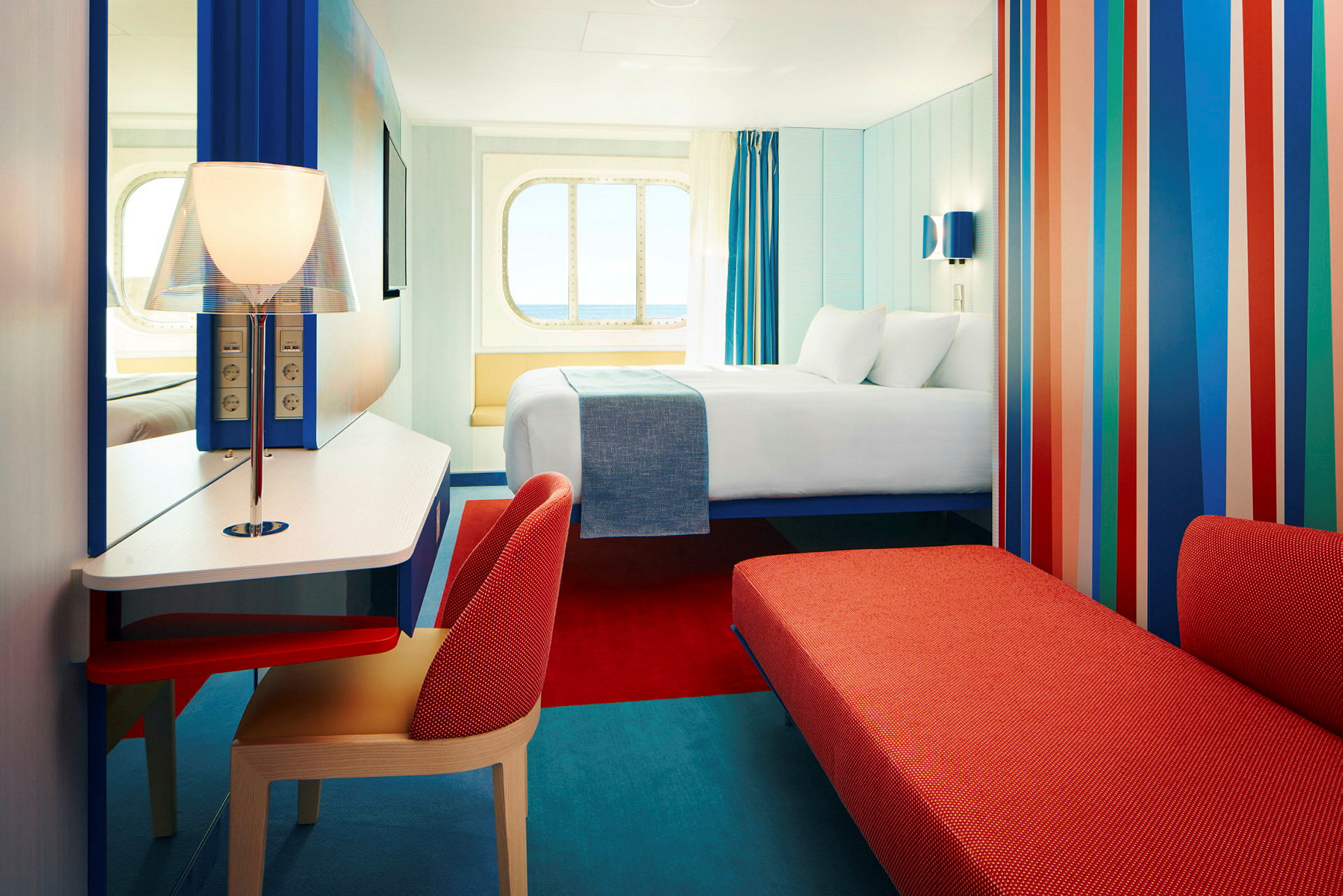 Moderne hotelværelse med farverigt interiør og seng. (AI-genereret tekst)