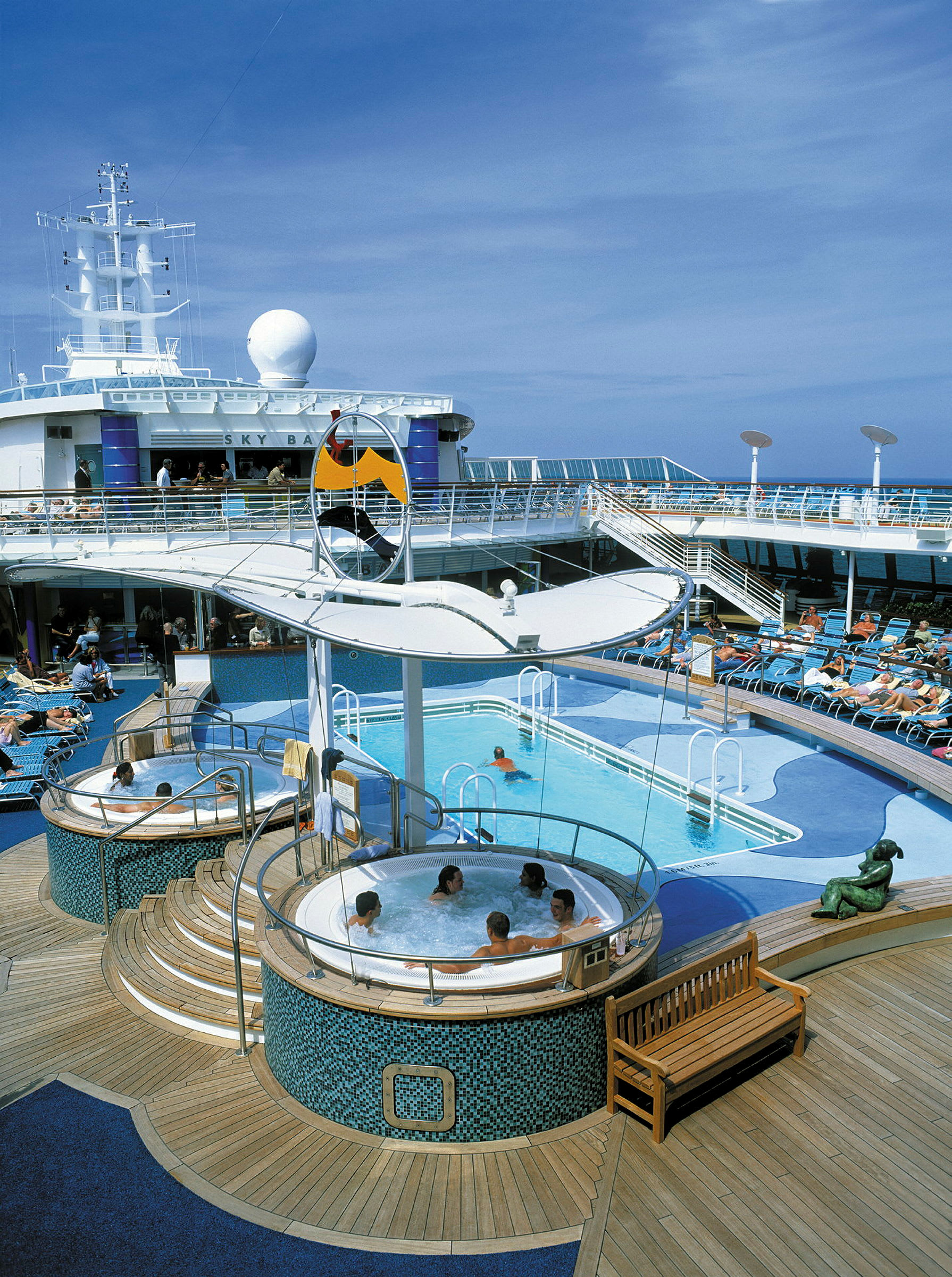 Poolområde på et krydstogtskib med jacuzzi, swimmingpool og soldæk. (AI-genereret tekst)