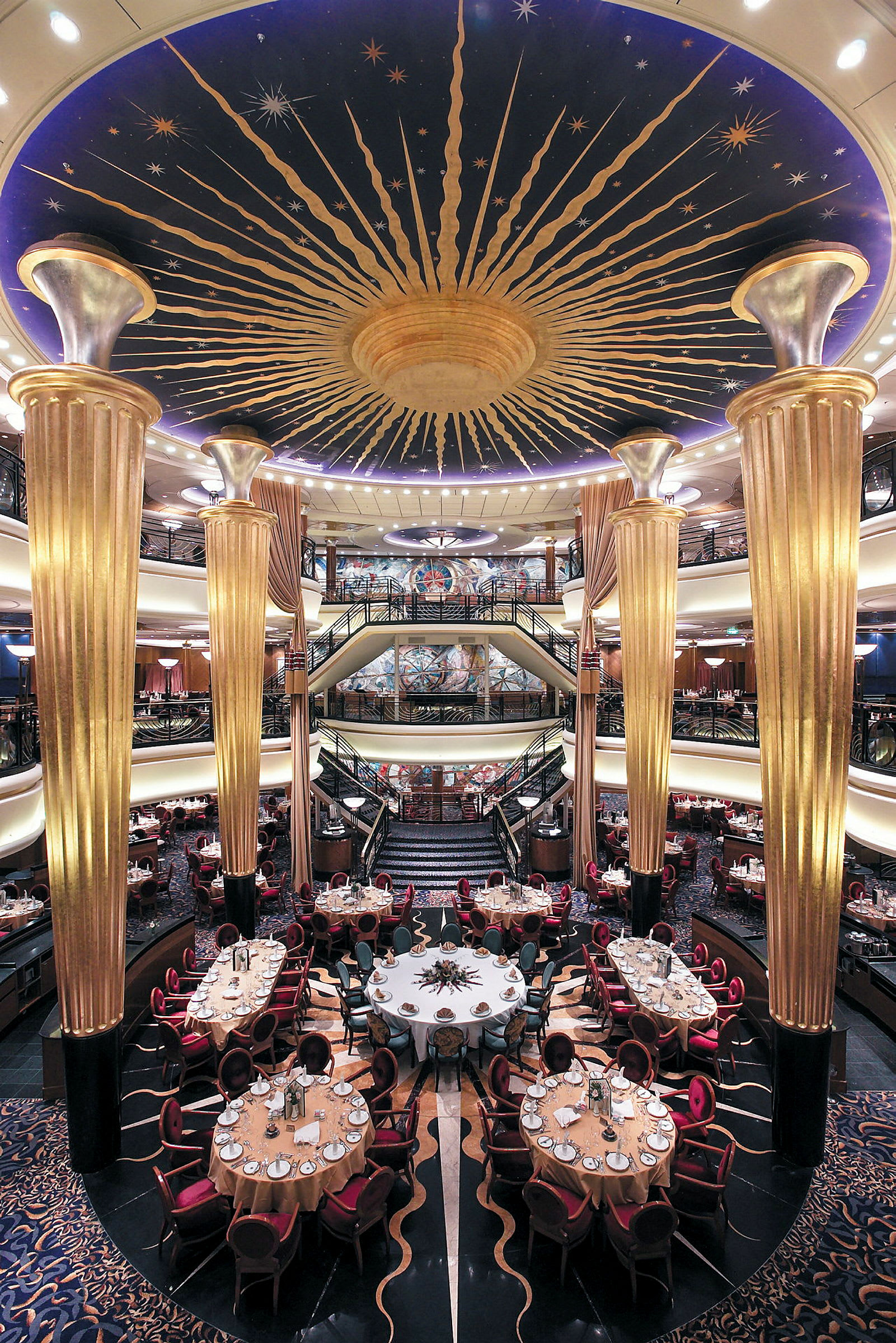 Et interiørbillede af en elegant restaurant med store søjler og et dekoreret loft. (AI-genereret tekst)