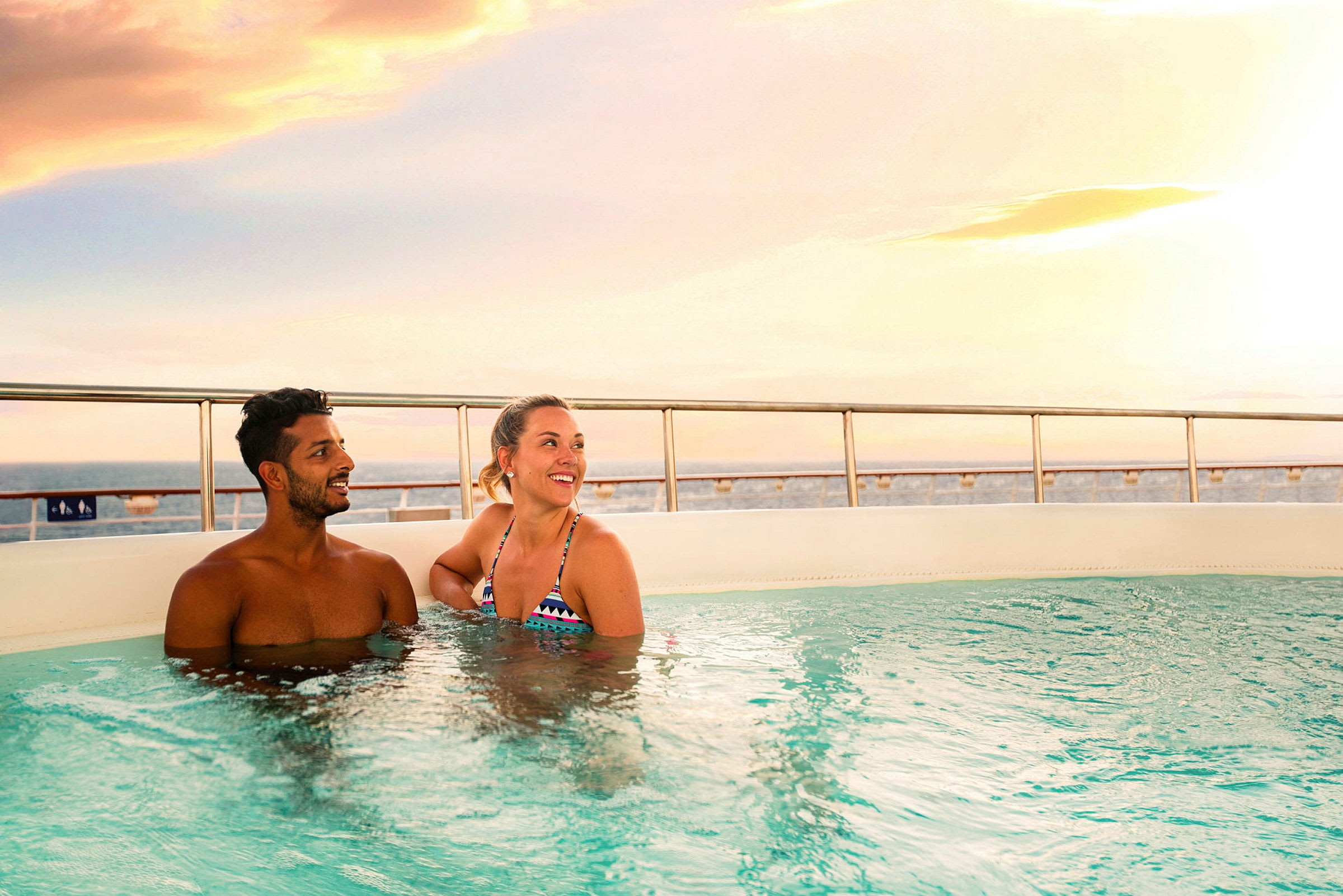 Personer i en pool på en båd ved solnedgang. (AI-genereret tekst)