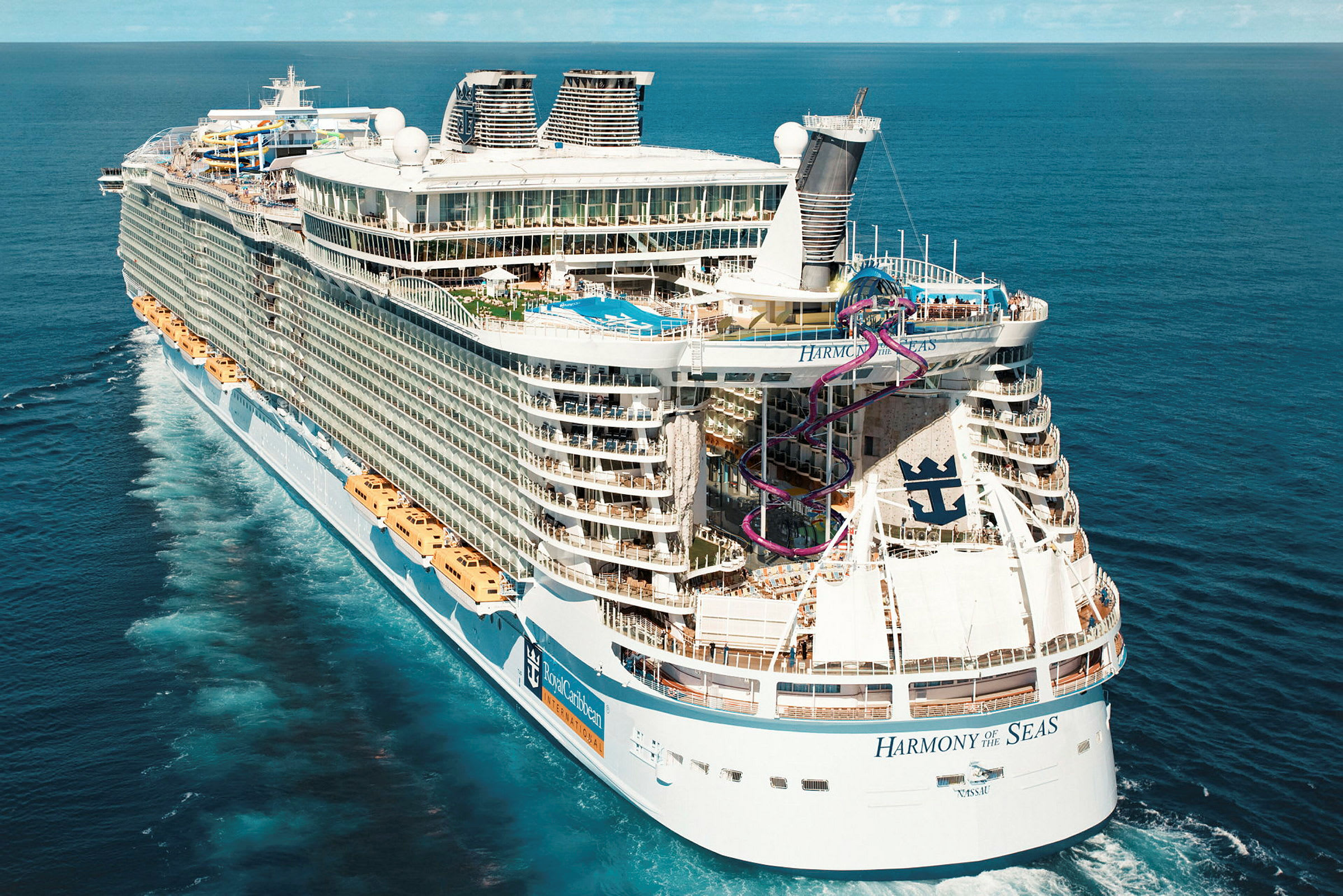 Krydstogtskibet Harmony of the Seas på åbent hav. (AI-genereret tekst)