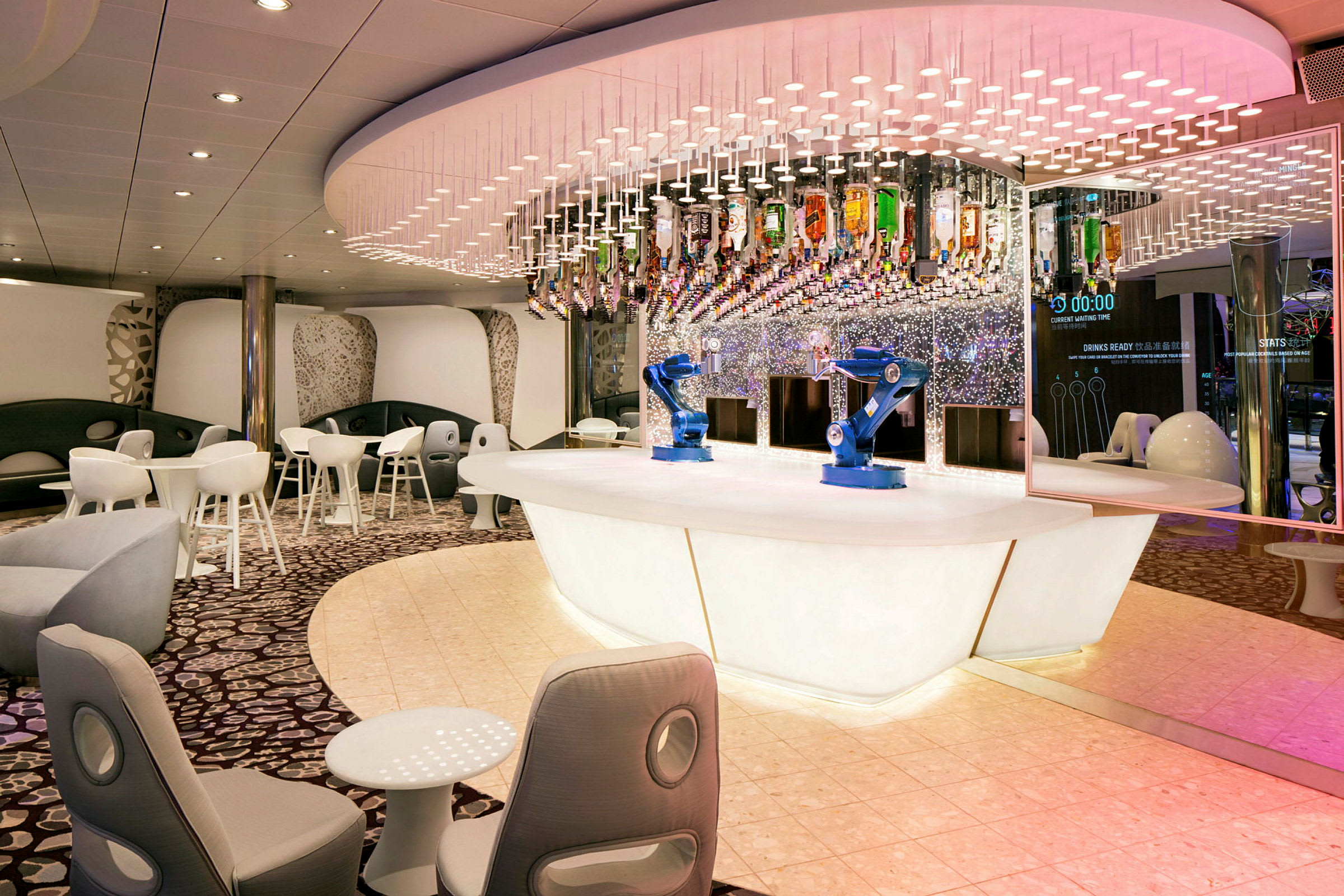 Et moderne område med en bar og siddepladser, dekoreret med spejle og innovative detaljer som to blå robotarme ved bardisken. (AI-genereret tekst)