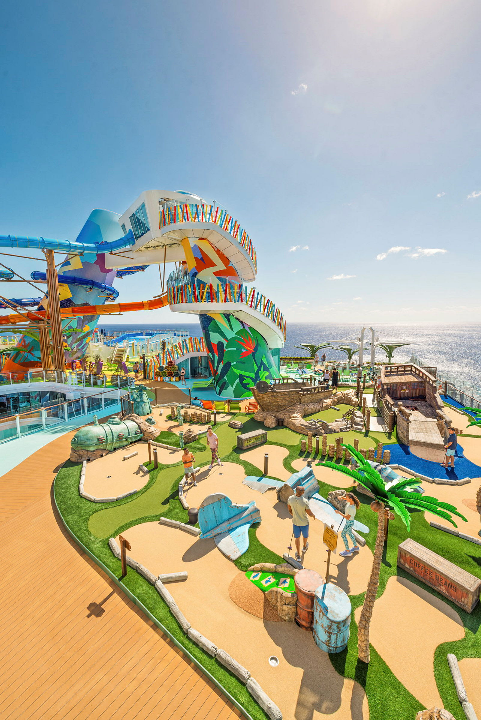 Vandpark med pools, rutsjebaner og minigolfbane på krydstogtskib. (AI-genereret tekst)