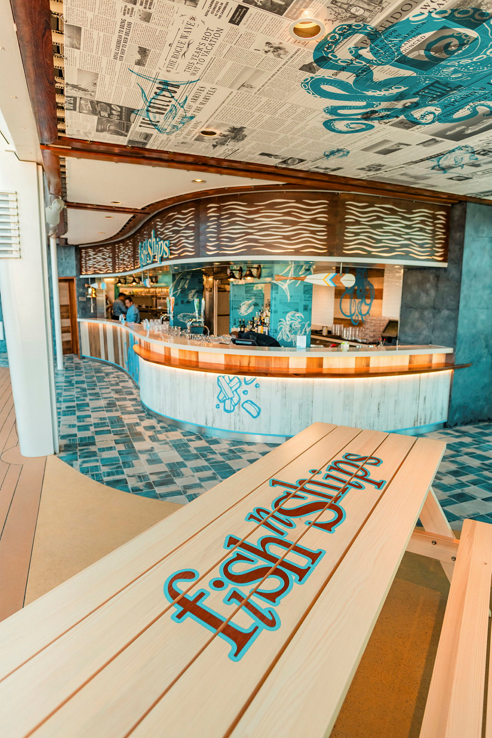 Fiskerestaurant med dekorativt loft og bardiskområde. (AI-genereret tekst)