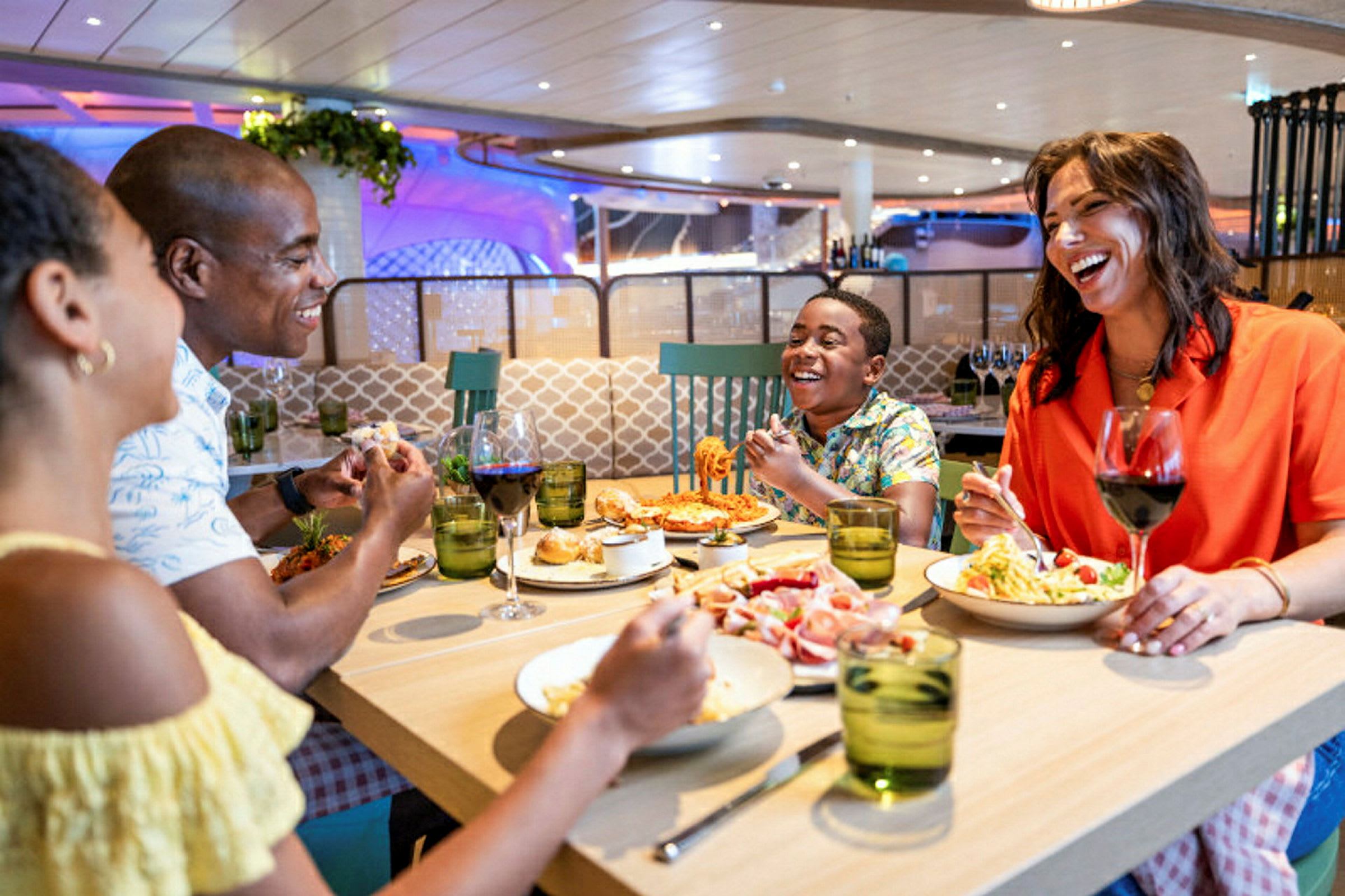Et selskab spiser middag sammen ved et bord på en restaurant. (AI-genereret tekst)