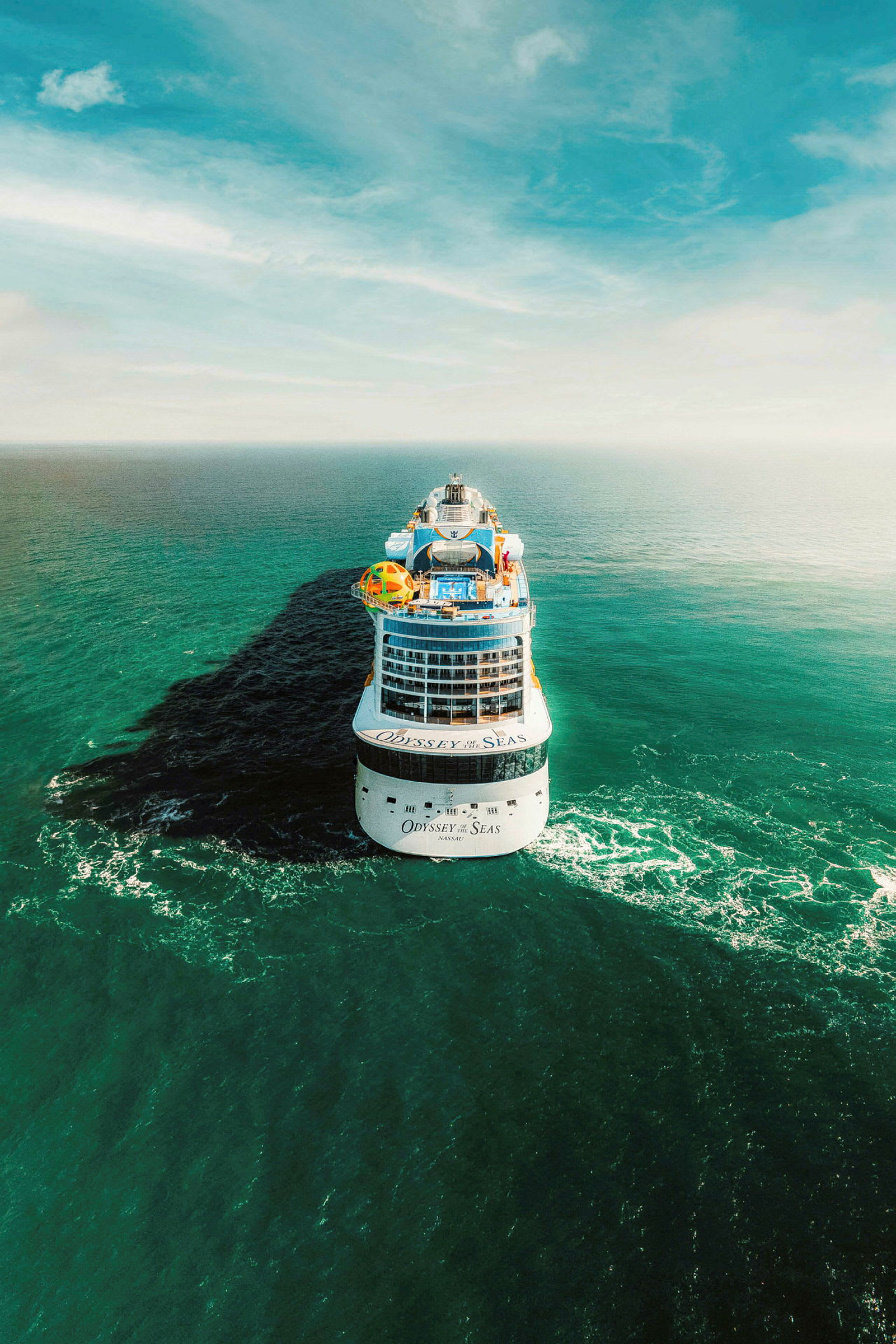 Krydstogtskib på havet set bagfra. (AI-genereret tekst)