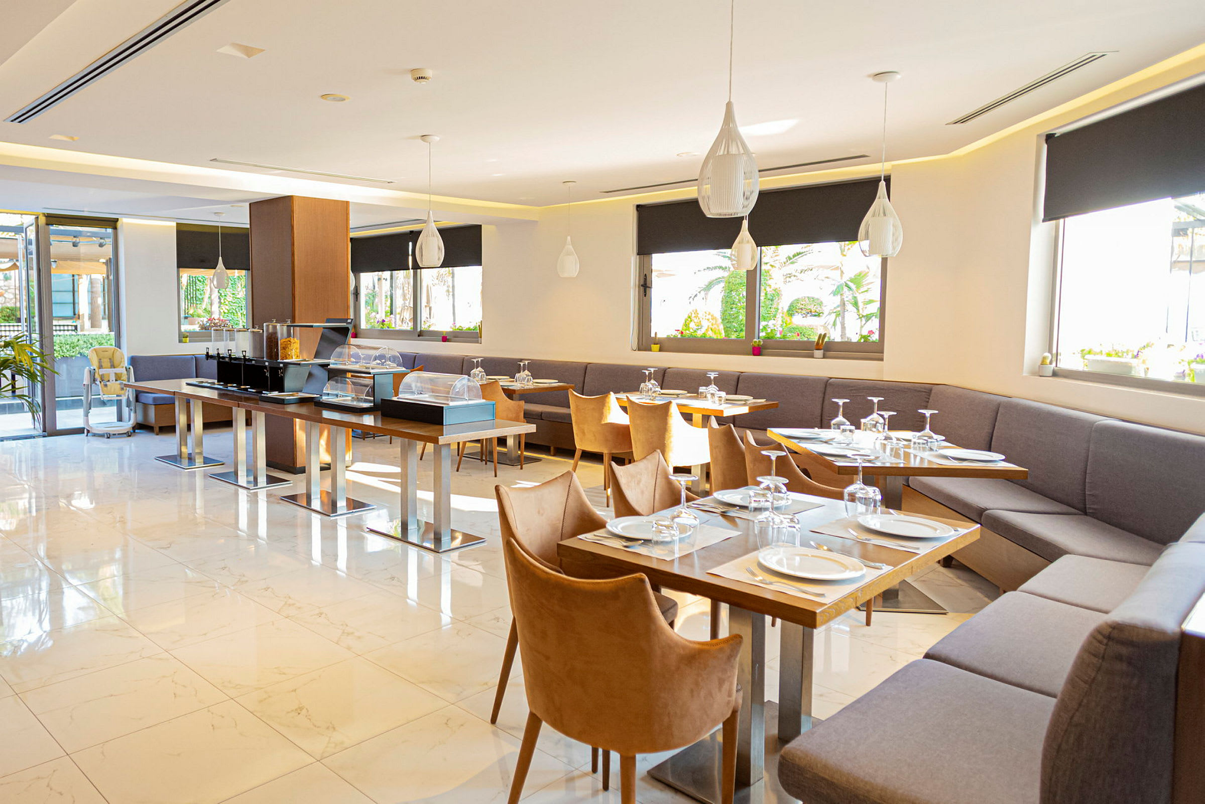 Moderne restaurantmiljø med borde, stole og buffetstation. (AI-genereret tekst)