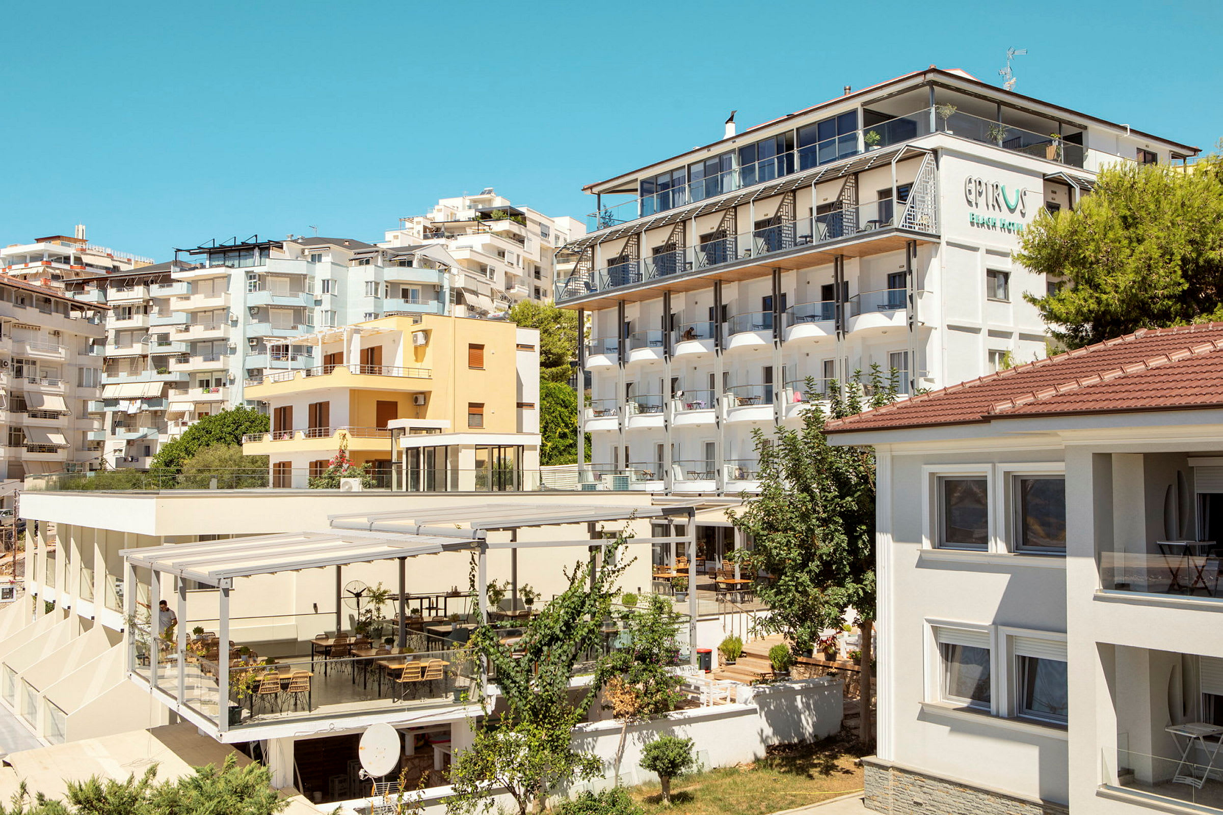 Udsigt over hotelbygninger med altaner og omkringliggende arkitektur. (AI-genereret tekst)
