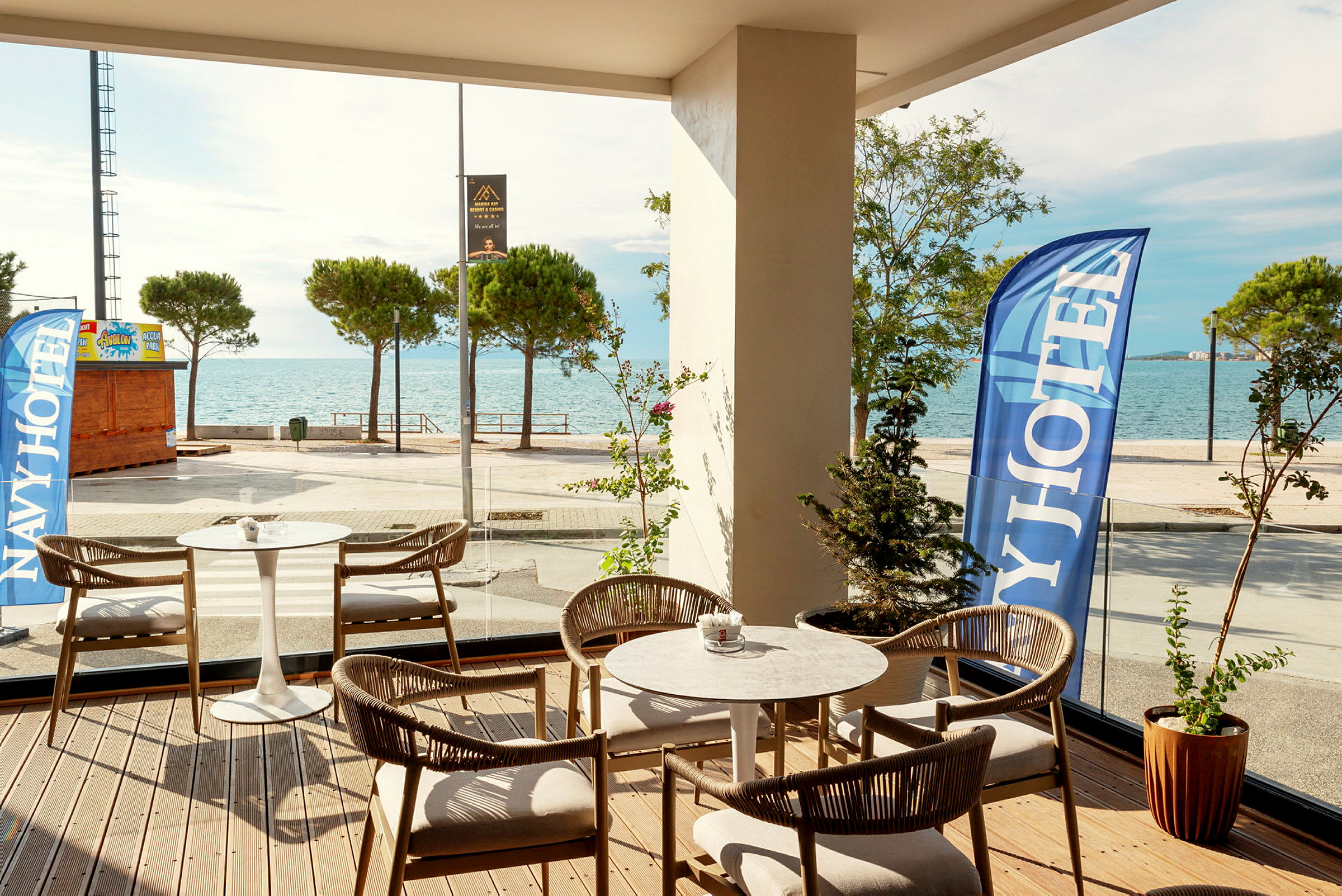 Hotelterrasse med havudsigt og behagelige siddepladser. (AI-genereret tekst)