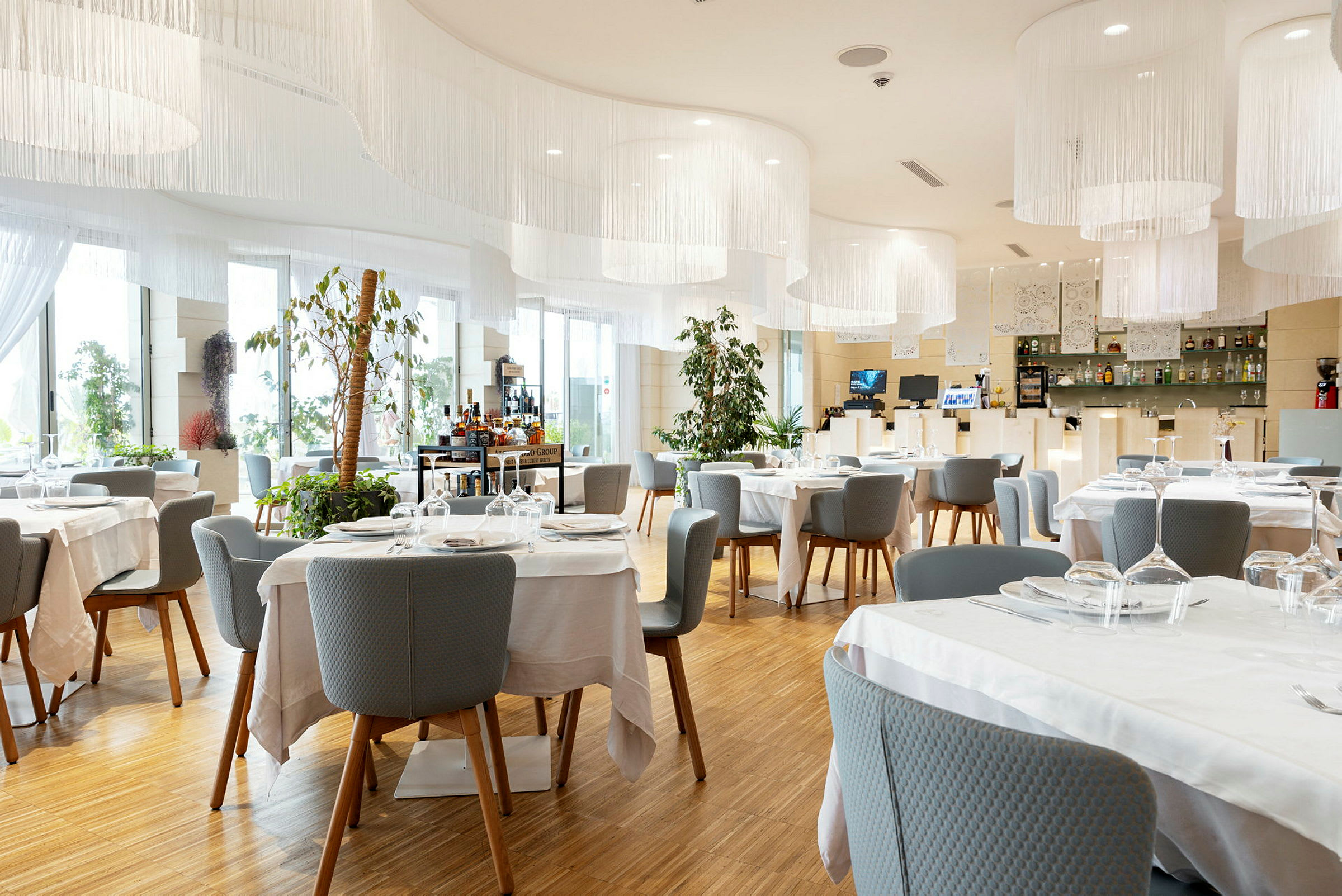 En elegant restaurant med dækkede borde og moderne interiør. (AI-genereret tekst)