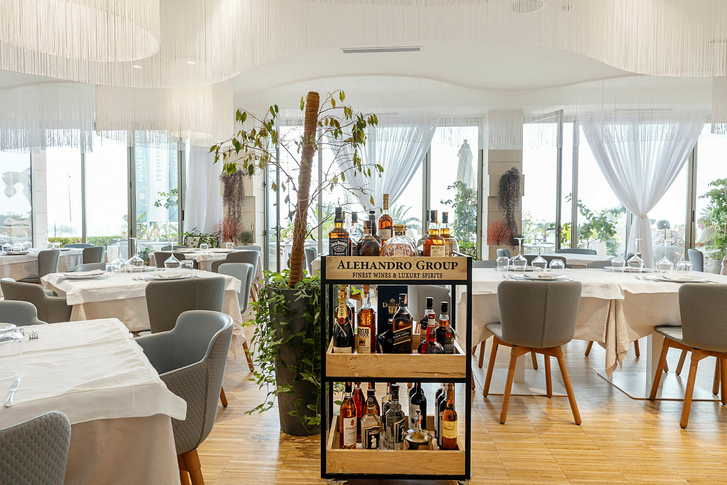 En elegant restaurant med en serveringsvogn fyldt med flasker med vin og spiritus. (AI-genereret tekst)