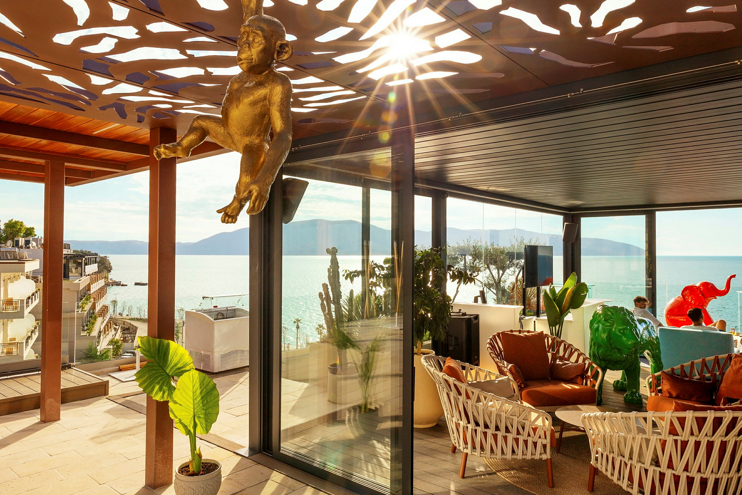 Udsigt over havet fra en stilfuld terrasse med dekorationer og møbler. (AI-genereret tekst)