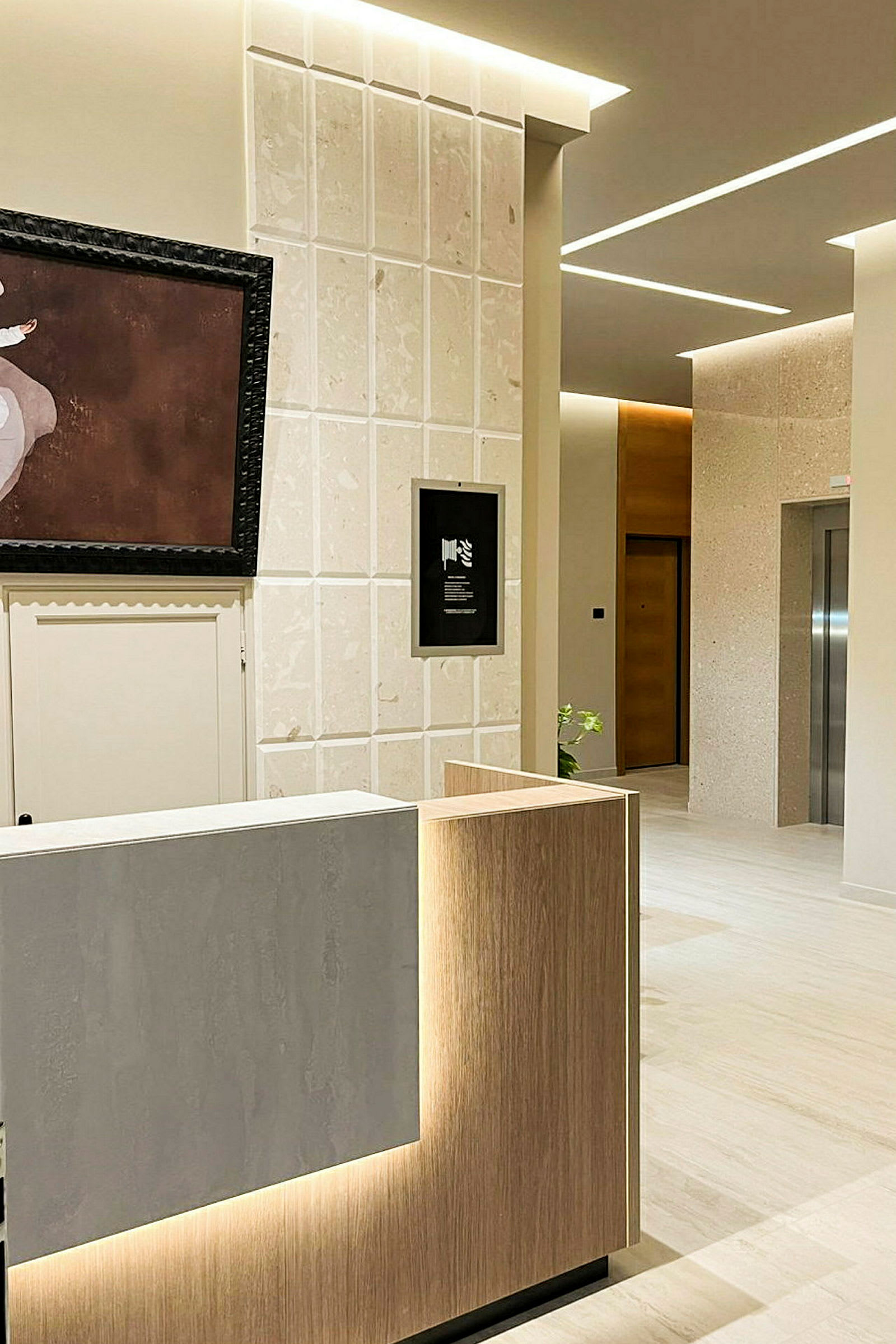 Receptionområdet på et hotel med moderne design. (AI-genereret tekst)